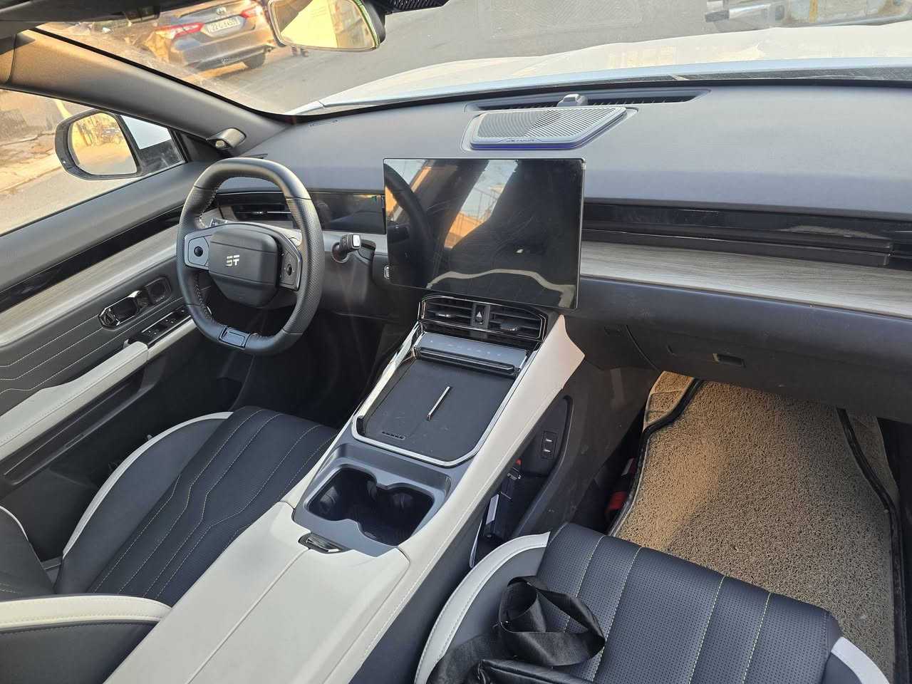 السلام عليكم
جيتور l6 plug in hybrid 
تمشي بالتفويلة 1050 كيلو تقريبا و بالكهرباء فقط 114 كيلو
مشاويرك بالداخل كلها كهرباء ما تحتاج المحرك اصلا ممكن التفويلة شهر كامل 
موديل ٢٤ فول مواصفات ماشية ١٠ الاف فقط

- رادارات و قيادة شبه ذاتية و تحذير خروج من المسار و المحافظة ع خط السير و ركن ذاتي و حساسات جانبية 
- كاميرات 360 درجة مع رؤية شفافة تحت السيارة 
- محرك ١٥٠٠ + محرك كهربائي 🔋
 
- القوة ٣٥٨ حصان و عزم ٥٣٠ نيوتن ...الشلعة مالتها خيالية و نشاطها خيالي

- رقم بغداد و سنوية بأسمي تحويل مباشر 

- مكفولة من اي ضربة او شخط او بارد كفالة عامة ع وضع الشركة 

- ممجبور اذكر سبب البيع لكن هواية يستغربون لأن السيارة جريمة تنباع و مرتاح بيها من كلشي خاصة اقتصادية و ما تلتفت عليها ...لكن بسبب مشروع عمل خاص اريد ابيعها 

سعرها ٢٧ مليون الي تخدمه يتصل *********** او واتساب 
و الي ما تعجبه او ميخدمه السعر يصلي ع النبي و يحصل اجر 🙏🌹
