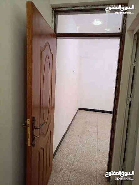 شقه للايجار طابق اول في اليرموك اربع شوارع تفاصيل غرفتين نوم وصاله ومطبخ وحمام سعر الايجار ٧٥٠ الف للعوائل الصغيره للاستفسار ***********
