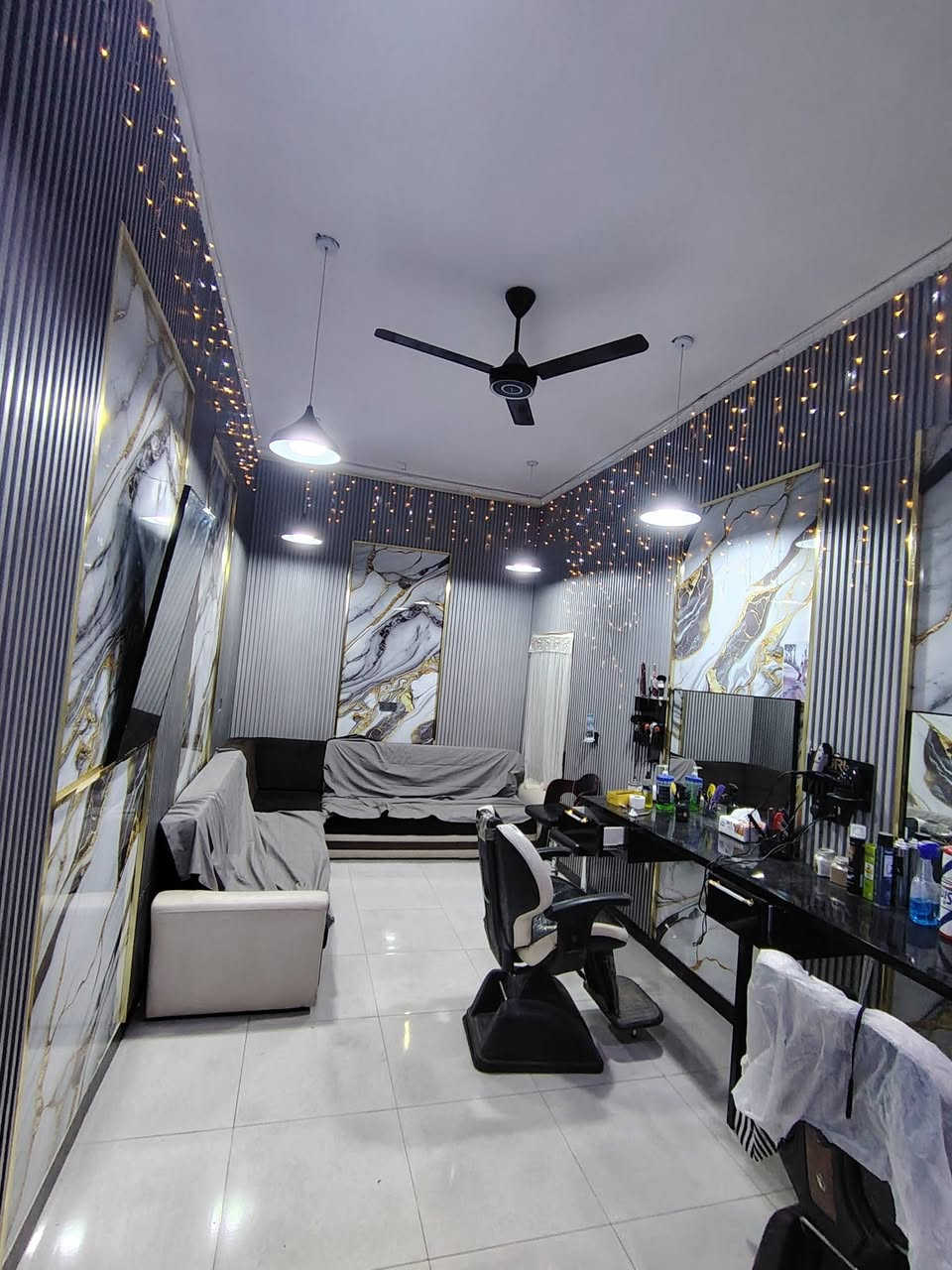 محل حلاقة للبيع كوت زين القوس شارع الكفاح قرب حسينية عبدالله الرضيع لعدم الفراغ السعر ٢مليون التصال ***********
