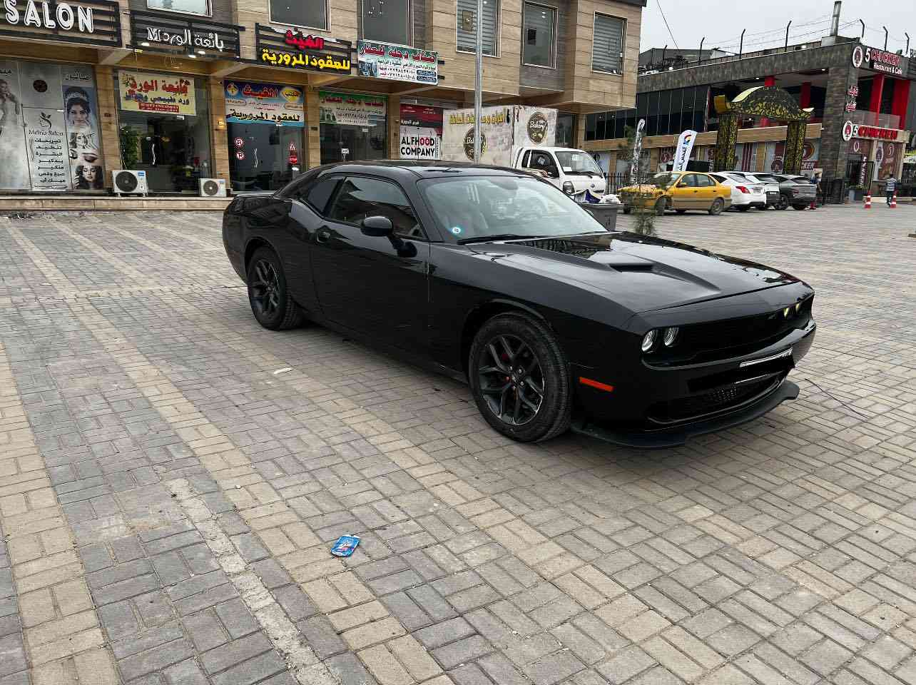 جالنجر 2018 SXT
حادث بسيط جاملغ ايسر وخشم البنيد 
صبغ 3 قطع 
شاشة وسط 
كشنات جلد 
داخل احمر 
مكينة كير مكفولات 
السيارة حلوة 
بيه مكانات بارد 
سعر مناسب 155 وبيها مجال
***********
