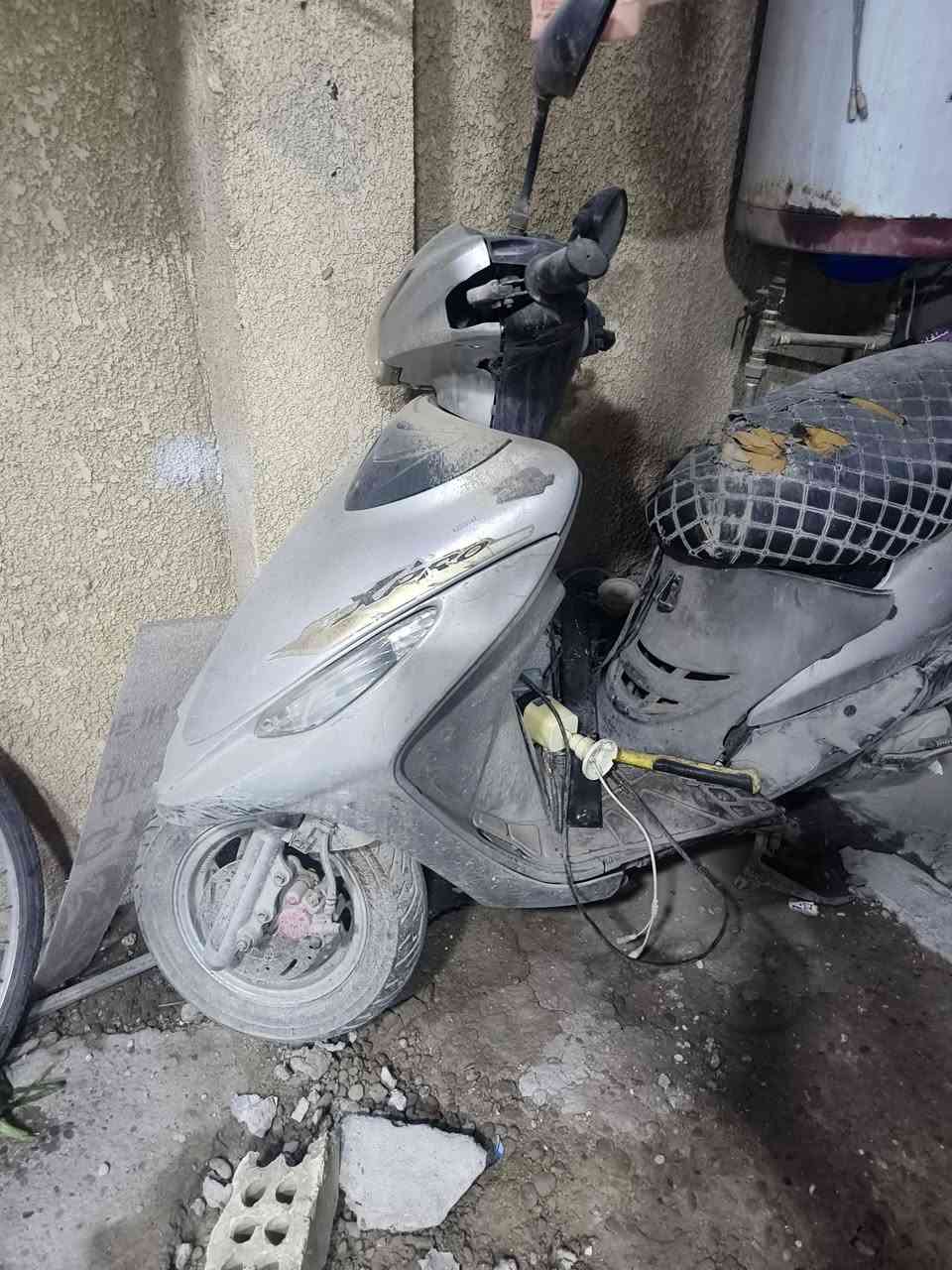 السلام عليكم دراجه سيام. مجفته كامله. نقصها كابريتر.او غسله بس ابيعلك. كوم حديد. حته لا دكلي شبيها ما بيها *********** مكاني بغداد. الدره سعر 150 الف
