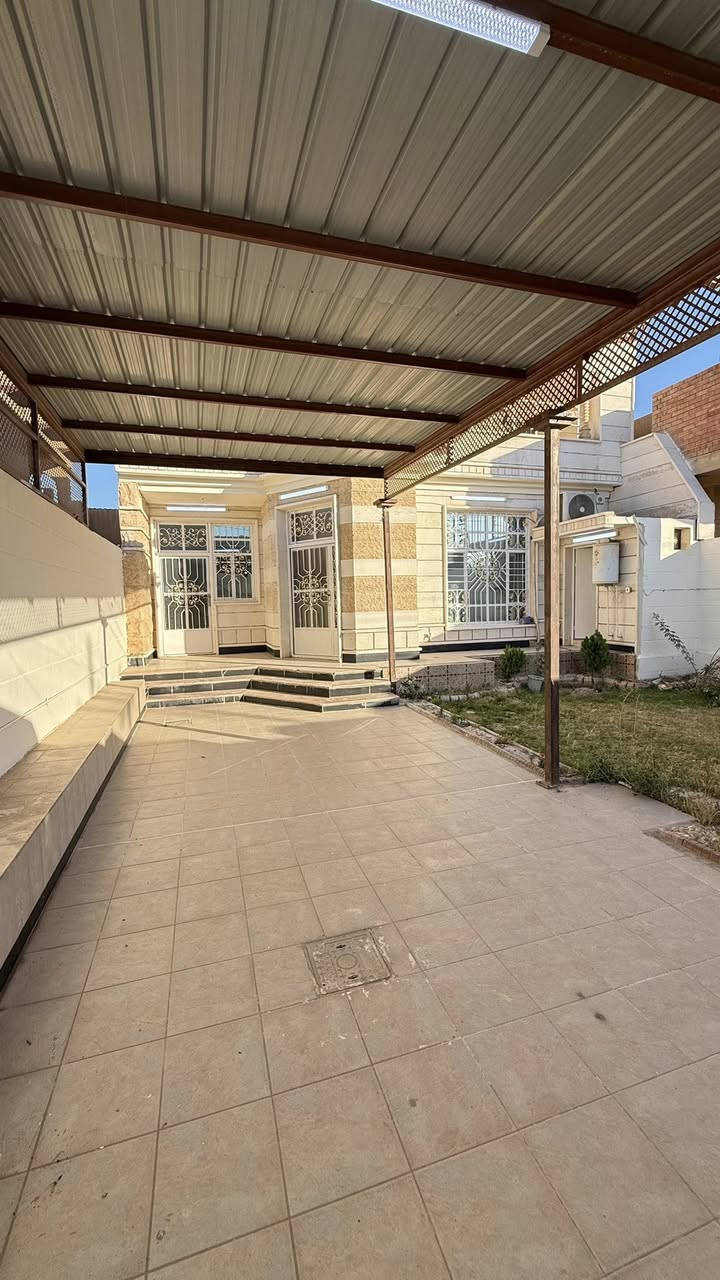 السلام عليكم 💙
دار للبيع في تكريت القادسية حي الجامعه خلف التجاري 📍✅

المساحه : 300 متر ✅

الواجهه 10 النزال 30 

يحتوي الدار على : كراج كبير + حديقة + استقبال + مطبخ حار بارد + 4 غرف نوم + صالة كبيره + صحيات عدد 3 

الدار نظيف و جديد 

سنة البناء : 2018 قريب على الشارع الرئيسي ✅

للاستفسار اكثر مراجعة مكتب عقارات و مقاولات السردام 📍✅

***********📞

***********📞
