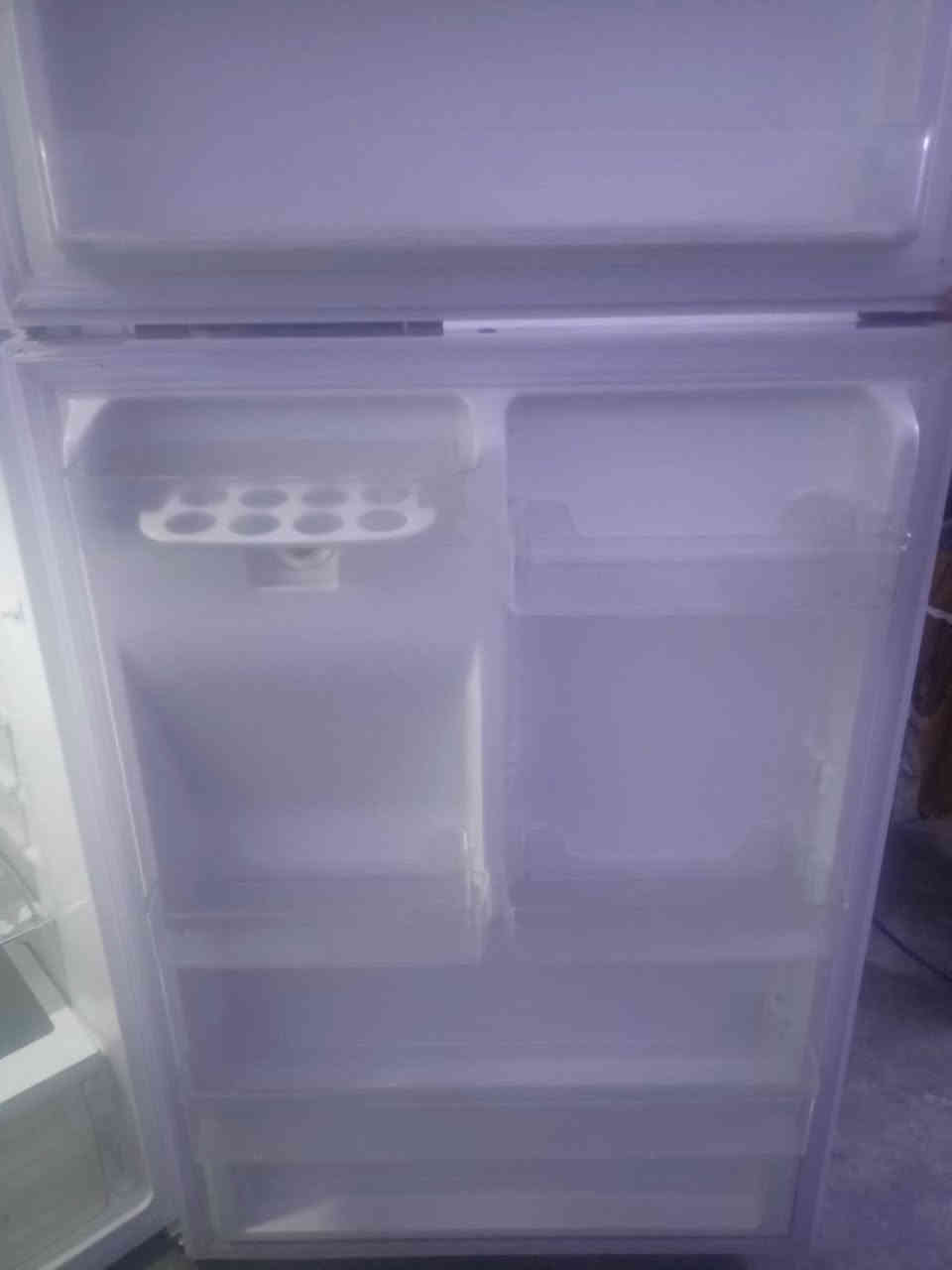 أسلام عليكم ثلاجه للبيع أنطيها بشرط حجم كبير مثل ماواضح بلصور السعر 380 الف وبيها مجال مكان كركوك القادسيه الاولى رقم هاتف ***********
