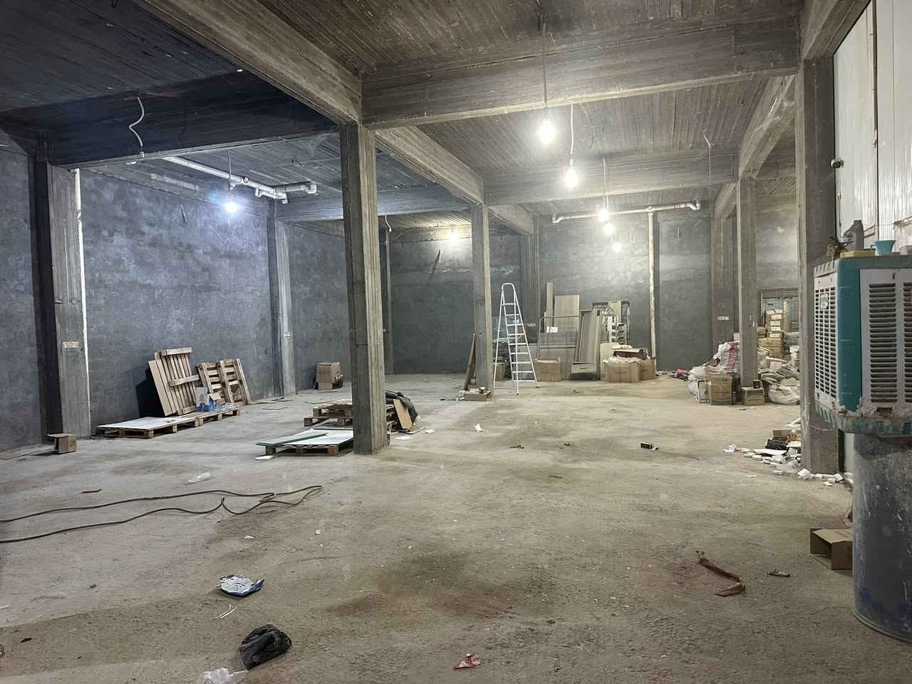 يوجد لدي مخزن 400م ا للأيجار قرب السفينه (***********)
