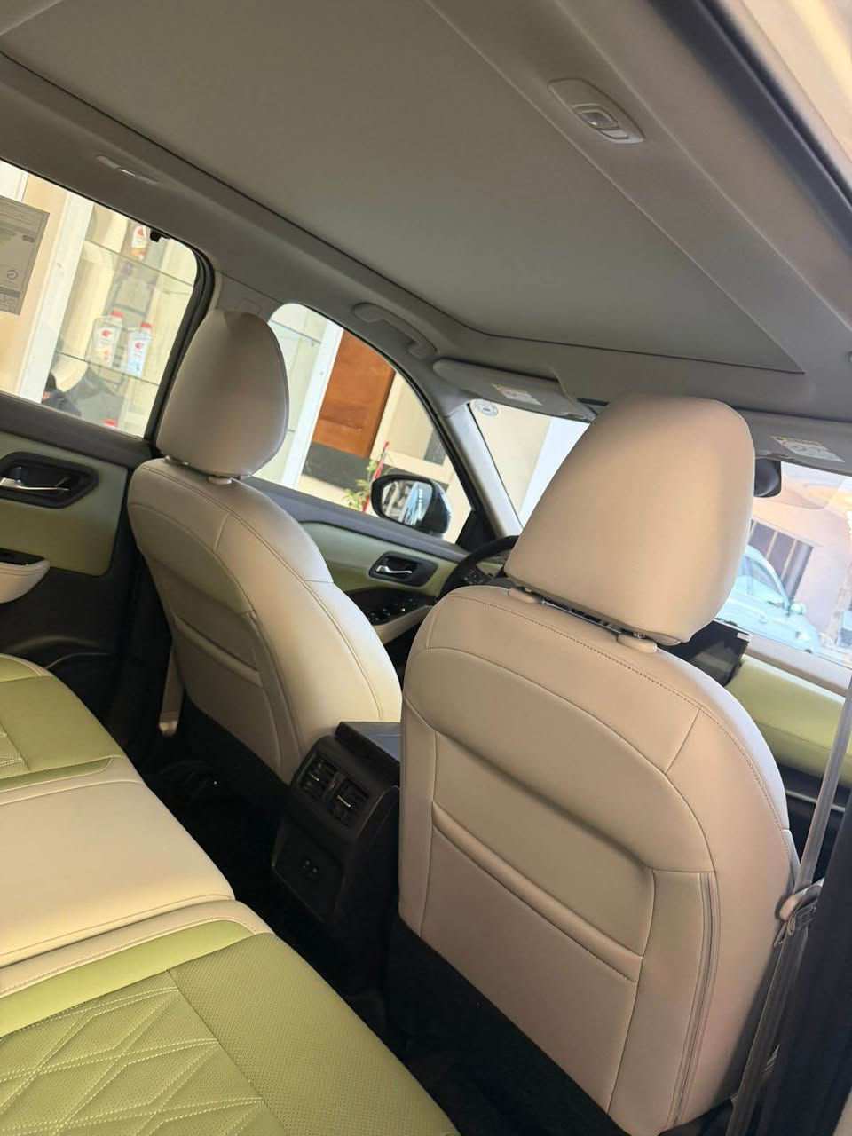 للبيع Nissan X‑Trail موديل 2025
ماشية 3000 كم فقط
لون أبيض مع سقف أسود + داخلية مميزة لون أخضر فاتح وبيج مثل الصور

المواصفات والمميزات:

* محرك 2.5 
* جير CVT ناعم واقتصادي
* تشغيل بصمة
* شاشة وسطية كبيرة
* Apple CarPlay + Android Auto
* كاميرات وحساسات
* إضاءة LED أمامية وخلفية
* مقاعد جلد
* تحكم بالدركسون
* مثبت سرعة
* تبريد ممتاز ومساحة واسعة
* تصميم جديد وفخم جداً
*سبع ركاب 
* صرفية جيدة مقارنة بالحجم
* سيارة عائلية مريحة وعزلها هادئ
*

من المعروف عن الـ X-Trail الجديدة:

* ثبات وراحة ممتازة بالسفر
* مساحة داخلية واسعة وصف ثالث 
* نظام أمان جيد جداً
* مناسبة للمدينة والسفر والاستخدام اليومي  
السياره كلين تايتل من الشخط والصبغ والتعديل السياره زيرو حالت الشركة 
بيع مستعجل ￼
للتواصل 

+964 751 634 0086

‪+964 774 908 9046‬


**إذا كنت صاحب هذا الإعلان وتريد حذفه لأي سبب، رجاءا أرسل رسالة إلى الدعم الفني**