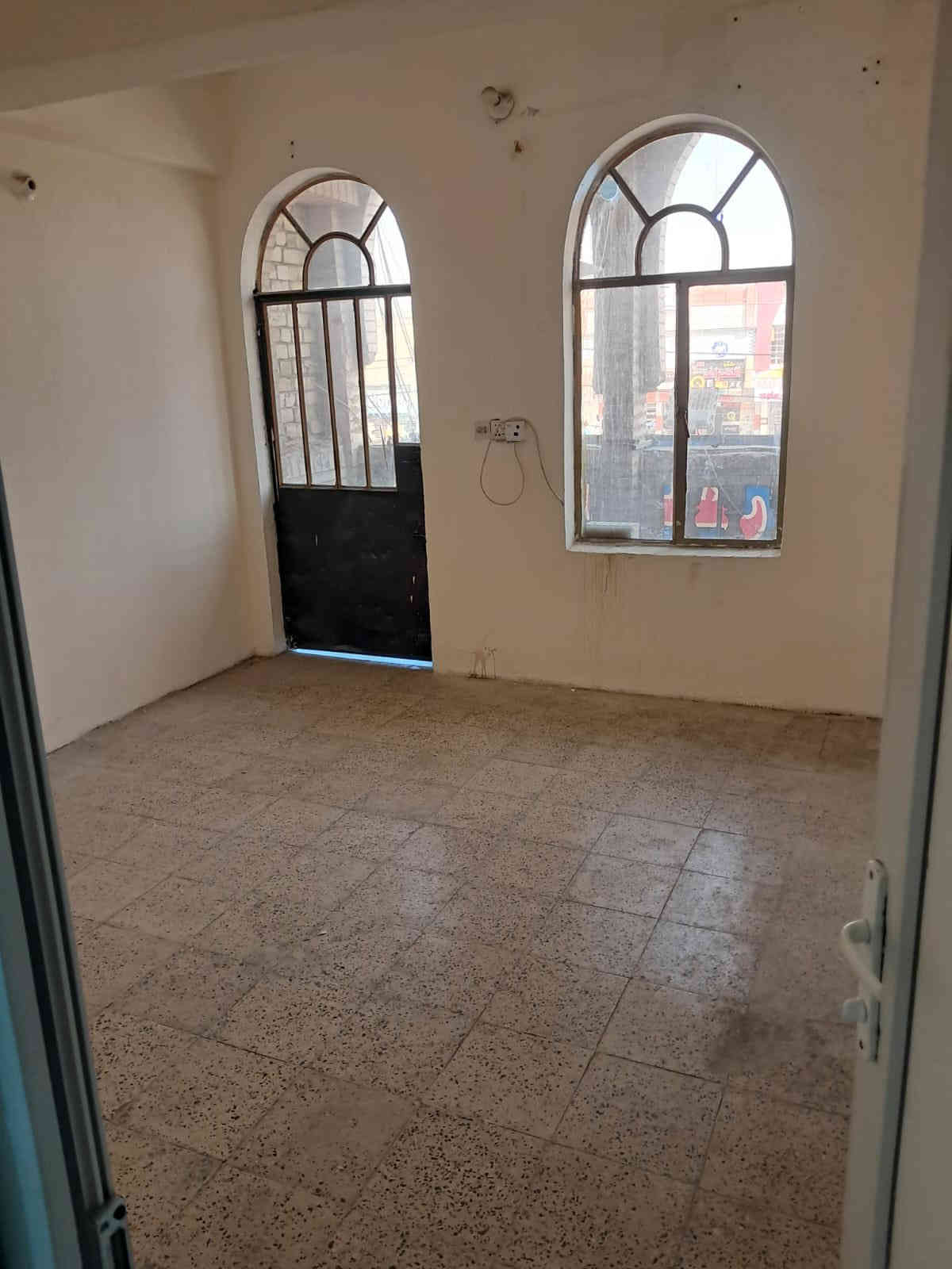 بنايه للايجار في الدورة ابو دشير الشارع العام  شقق تصلح مكاتب او عيادات او معهد تدريس طلاب غرف كبيره مع صحيات 
محل كبير للايجار بطول ٤×٢٠ للتواصل ***********
