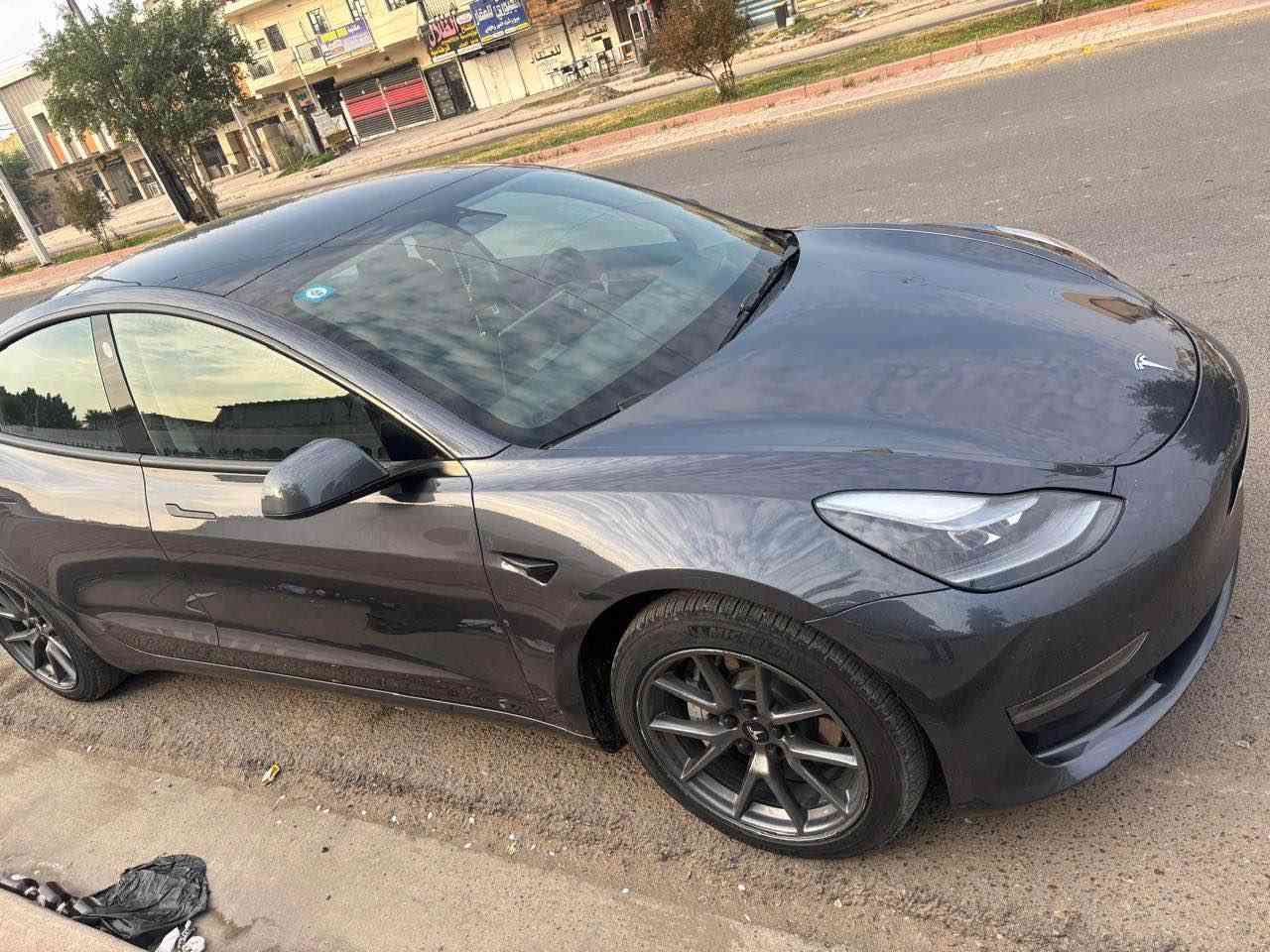 السلام عليكم 
تسلا موديل ٣ للبيع 
موديل ٢٠٢٣ لون فيلي 
مواصفات التسلا معروفه 
السياره ماشيه ٢٨ ميل 
السياره انصبغ بيهه نص جاملغ امامي ايسر
بدون ايرباك 
اون لاين
العنوان العامريه 
السعر 17 ونص 
رقم بغداد 
للتواصل *********** بغداد, العراق
