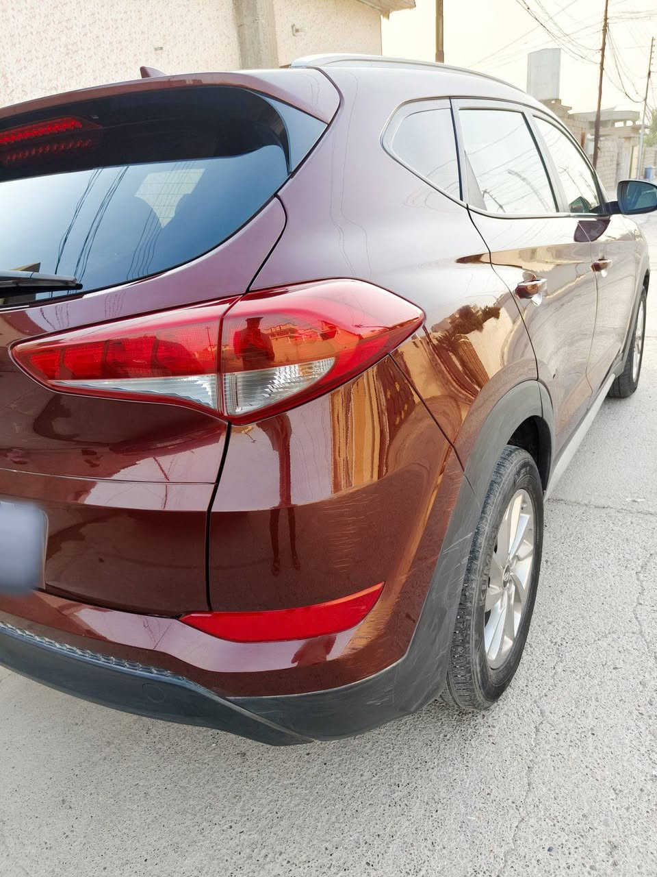 *للبيع هيونداي توسان Hyundai Tucson 2018* 🚙  
*وارد أمريكي*

- *الممشى*: 45,936 ميل
- *المحرك*: 2.0L GDI بنزين 4 سلندر، 165 حصان
- *القير*: أوتوماتيك 6 سرعات + وضع ECO اقتصادي
- *الدفع*: أمامي FWD

- شاشة لمس 7 إنش + بلوتوث + USB + AUX
- كشافات عدسة زينون + ليد نهاري DRL + كشافات ضباب LED
- كاميرا رجوع + حساسات بارك خلفية
- 6 إيمتعددة الوظائف + تحكم ستيرن كامل
- جنوط ألمنيوم 18 إنش + جناح سقف + مرايا تطوي كهرباء

*الضرر*: كما موضح بالصورة،  *بدون دواخل - بدون ايرباك * ✅
 
رقم كركوك جديد انكليزي_ بأسمي سنويه 
*السعر*:148 ورقة  
*للتواصل*: *********** واتساب/اتصال

#توسان2018 #وارد_امريكي #للبيع
