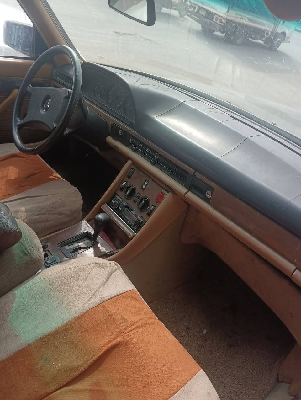 السلام عليكم مارسدس جامبو300باب قصير موديل 1987بأسمي رقم جديد هزةجديدةمحرك وكير بطةالسعر 36 ورقةوبيه مجال ***********
