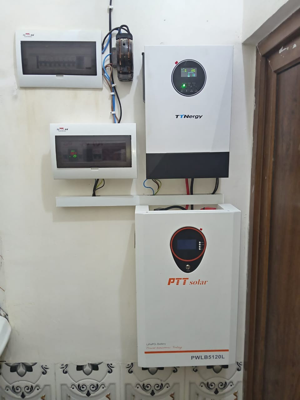 تم بفضل الله تجهيز وتنصيب  منظومة طاقة شمسية
#لمنزل_الأخ_نزهان
#الرياض_قرية_الجاسمية
مكونات المنظومة:
🔵3االواح ذات وجهين وكفاءة عالية
🔵 بطارية 5 كيلوواط مااركة ptt
 🔵انفيرتر  3.6 كيلوواط

مكتب هاني شاكر السلطان للطاقة الشمسية 
الحويجة #ناحية الرياض
هاني   ***********
ظافر ‏ ‪0780 680 4046‬‏
رعد ‏  ‪0782 496 9996‬‏
