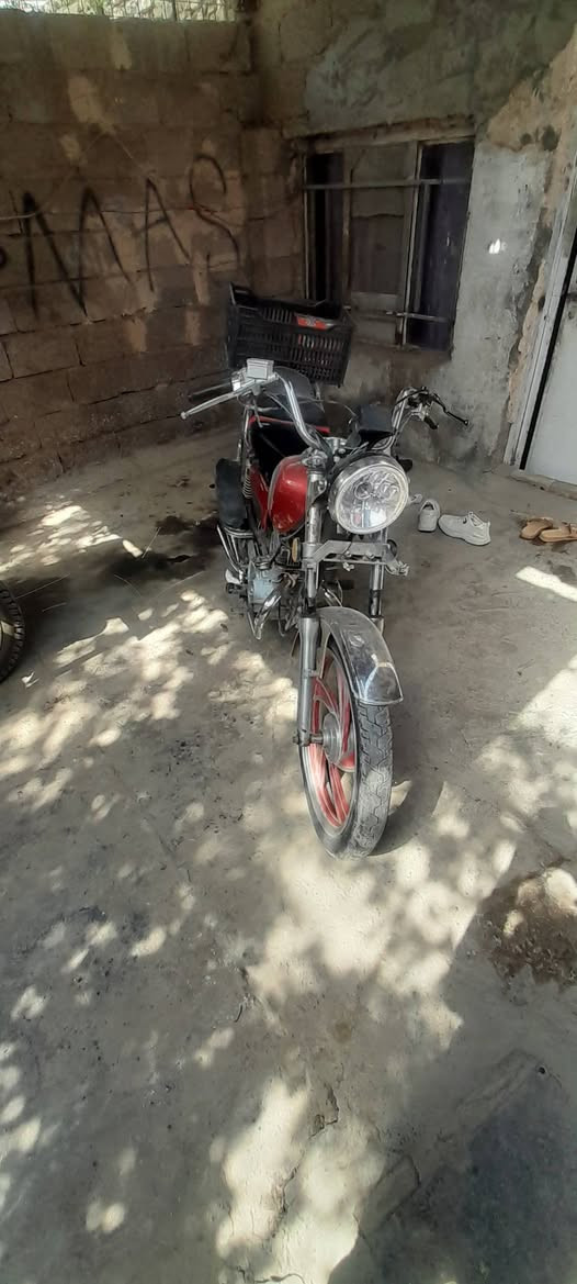 سلام عليكم جني للبيع كلك مكفولة من السرقة  دراجة اي عطل ما بيها ويالة جدد محرك سعر 325 وبيها مجال مكاني شعب نهاية الفورتات   ***********
