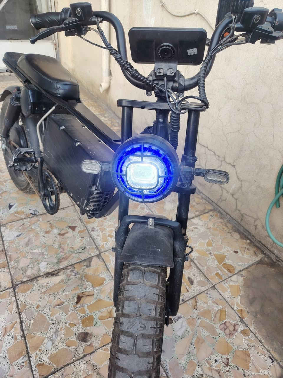 سلام عليكم
دراجه شحن للببيع
بطاريه ليثيوم 
ضواها قوي يعمي 
وبيها جنطه جلد بس اني شايلها
السعر 350.000د.ع. وبيها مجال 
للستفسار ***********

