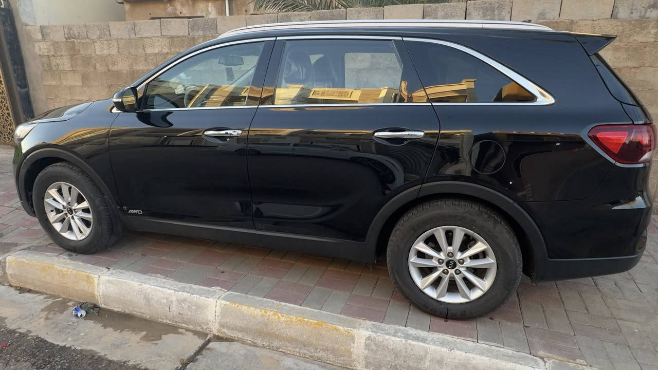 ملوك الفخامة العائلية: 

إذا انت ادور سيارة بيها هيبة المظهر وقوة الأداء والراحة لعائلتك.. فهاي فرصتك.

كيا سورينتو 2019 خليجي، (7 راكب) ،  ٦ سليندر ، بصمة 

 المحرك والگير بلادي
 اللون: أسود ملكي مميز 
 المساحة: 7 مقاعد مريحة جداً للمسافات الطويلة، مع تكييف مركزي واصل لآخر مقعد.
 نظام الدفع: دفع رباعي مستمر (4WD)  يضمن لك الثبات التام بالمطر واللوفات الطرق التعبانة.
٤  أنظمة القيادة :
الاقتصادي: توفير استهلاك البانزين بالداخل.
 المريح: سياقة ناعمة ومريحة للمشاوير اليومية.
 الرياضي: استجابة السريعة والقوة الكاملة على الطرق السريعة.
 الذكي: نظام يقرأ أنت شلون تسوق ويمشي وياك اوتوماتيكياً.

 شاشة داخلية كبيرة تدعم Apple CarPlay و Android Auto (خرائط، اتصال، وقرآن).
 كاميرا خلفية عالية الدقة.
دوشمة كشنات وارضية جلد 

 أنظمة أمان متطورة: نظام الفرملة المساعدة، مانع الانزلاق (ABS)، ومثبت سرعة ذكي. ( باختصار اذا تمشي بسرعة عالية ولزمت بريك فجأة السيارة ما تفتر عندك وهمات ما تفقد السيطرة عالستيرن)

 

السيارة بيها طخة بالبنيد والدعامية الخلفية، وتم تصليحها.

السعر : ٢١٠ ورقة
السيارة ماشية: ١١٨٣٠٠


**إذا كنت صاحب هذا الإعلان وتريد حذفه لأي سبب، رجاءا أرسل رسالة إلى الدعم الفني**