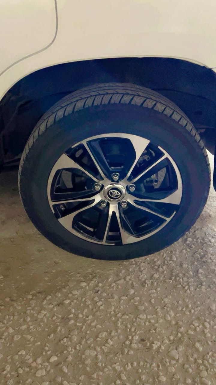 سلام عليكم للبيع لاندكروز موديل ٢٠٢٠كراند تورنك باب اول مكفوله من صبغ وتبديل والحالوب ماشي (٧٢)فول موصفات تشغيل عن بعد وثمانيه ايرباك وثلاثه شاشات وحساسات امامي وخلفي وكامره وفتحه في السقف وطفايه رقم سليمانيه دولي تريد تحويل تريد وكاله (كفاله محرك وكير وحداديه وتخم تاير جديد (وياه بصمات اثنين مكان سياره (كربلاء)الشراي يتصل (***********)(***********)والسعر ٥٤٠سياره مال بيت وجدا حلوه ترايه مال زيرور الله شاهد وشكرا لكم ورمضان كريم
