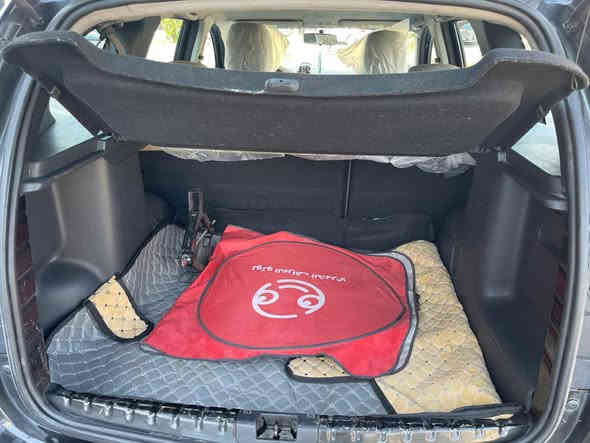 السلام عليكم رينو داستر 2018  (اوتوماتيك) 
صناعة فرنسي اصلي استلام الشركة
رقم بغداد انكليزي الجديد
 باسمي السيارة تحويل باي وقت  
السيارة مكفولة كفالة عامة من الصبغ والحادث، فقط طخات بسيطة وماشر عليها بالون الابيض بالصور 
السيارة ماشية (58) الف كم فقط .. استخدام مدرسة
فئة السيارة se اعلى مواصفات بالداستر تحكم ستيرن و٤جام كهرباء حساسات خلفية مري جانبية كهرباء
محرك 2000 ،4 سلندر المرغوب. 
كيرAT 
مانع انزلاق 4 ويل كب وتحديد سرعة وقفل سرعة
 مكينة ممتازة وكير زيرو جديد وصدر امامي وخلفي مسوي جديد
تايرات تخم جديد
كهربائيات كلهة شغالة 
تبريد ثلج خير من الله وتدفئة شغالة وشاد مروحة اضافية للتبريد..  
السيارة على وضع الشركة مابيها اي نقص
صيانتها وحتى تبديل الدهن كلة اصلي  وكالة منذ استلامها وبانزين فقط محسن الله شاهد ادير اي كلوب بالدشبول ما مشتغل مسوي سيرفس كامل عليها
السياره جاهزه وما تحتاج مصرف ابد
 
السعر 90 قفل وشوف خواتها وبمواصفاتها وماشية قليل مستحيل تلكة هيج سعر

اسف ع الاطالة ذكرت كلشي حتئ اكون صادق 
وجزاكم الله خير والتوفيق للجميع
للاستفسار هذا رقمي *********** 
مكاني بغداد الاعظمية بغداد
