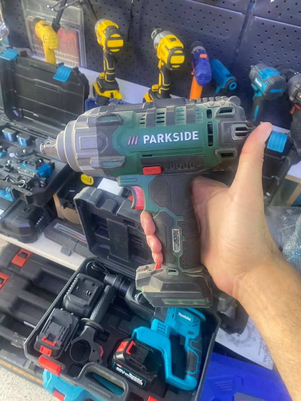 يوجد تصليح قطع غيار وعدد يدوية كل الأنواع جملة ومفرد اصحاب البيوت او المحلات وأسعار مناسبه بطاريات والعدد اليدوية بأسعار مناسبة جدا 
لأهل البيوت او تصليح كميات لاصحاب المحلات بسعر مناسب 
عنواني بغداد الحرية 
عندي توصيل 
***********
