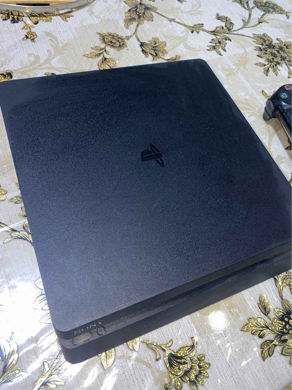 بلي 4
ps4
مستعمل استعمال جيد سعره ١٨٠
العاب وياه ويدتين وكامل ملحقاته
وياه هم كم قرص 
مكاني بابل السياحي 
رقمي للتواصل *********** حلة, بابل
