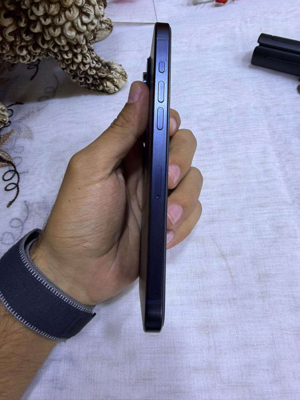 ايفون 15 برو ماكس 
ذاكره 256
بطارية 87
نضافة 100‎%‎
لون نيلي 
مبدل شاشة اصلية حواف ناعمة OLED 120Hz
الجهاز مكفول من كل شي 
السعر 850 الف 
العنوان : الدوره حي الميكانيك
*********** بغداد, العراق

