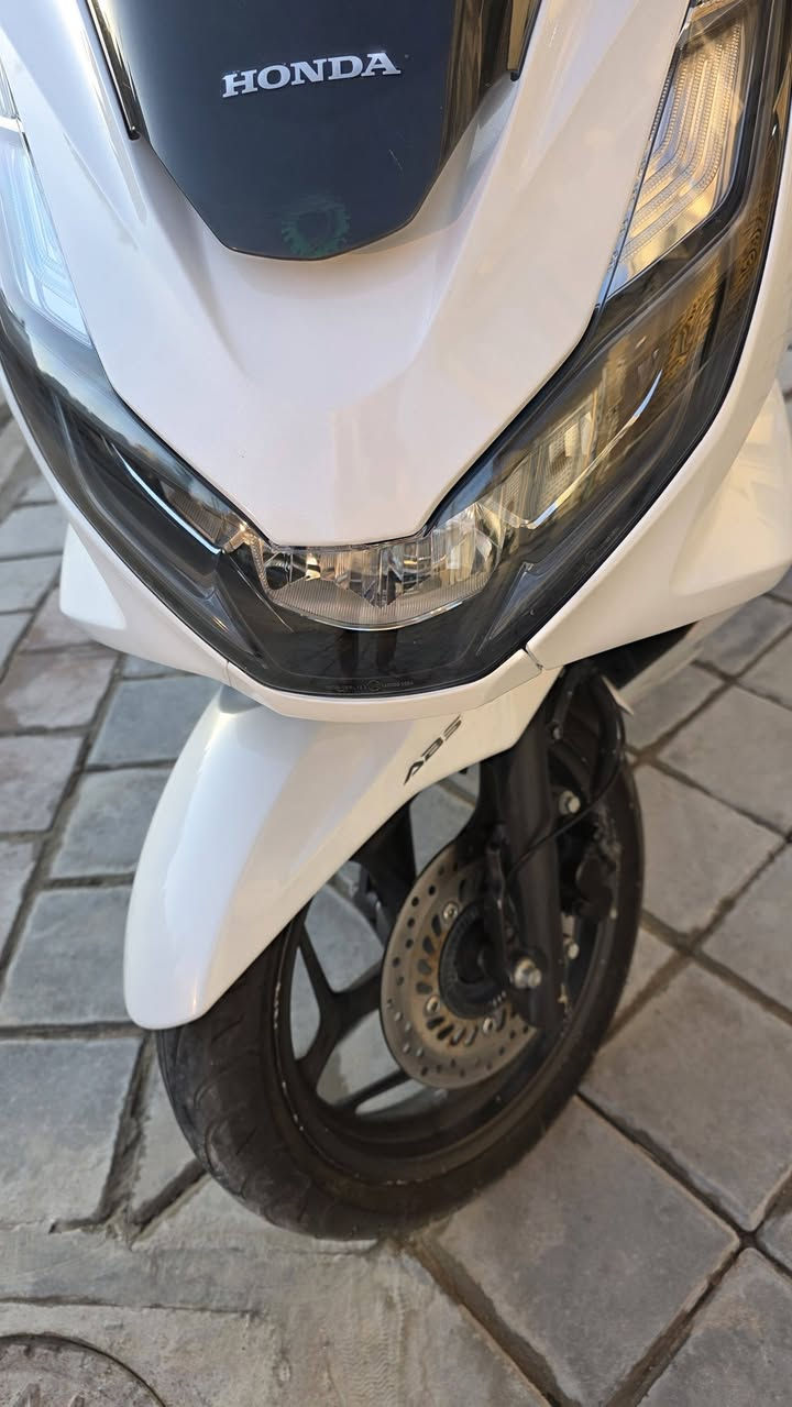 ‏السلام عليكم PCX جيل رابع 🇯🇵 ياباني
‏​⚙️ المحرك: 125CC
‏​🎨 اللون: ابيض صدفي مميز ❄️.  
‏ماشية 11الف 
‏مواصفات
‏ABS مانع انزلاق ✅
‏حساس ازدحام ✅
‏حساس استان ✅
‏الدراجة ورقة المزاد مالتهة وصور اليابان وتقريرهة  مالتهة موجود    
‏🛠️ الدراجة: مكفولة    
‏​​📍 الـمـكـان: بـغـداد :الشعب 
‏📱 لـلـتـواصـل والإسـتـفـسـار: (‪***********‬) 
‏
