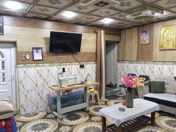 السلام عليكم بيت 100متر طابقين طابو صرف داخل بغداد ابودشير يم بيت اجباره بيت جديد كله سيراميك ارضيه وجدران يحتوي على 4غرف نوم وستقبال اوحولي زائد صحيات اوحمامات مشترك 3 ....2جوه.  والثاني فوك يحتوي على محل خارجي السعر ١٥٠اوبي مجال
***********
