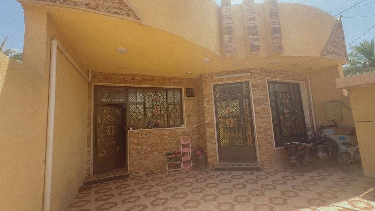 دار مع قطعه ارض/  للبيع طابو سند/ مساحه ٢١١  متر المكان /نهايه شارع البلديه مدخل حسينيه الحاج محمد العلوان /١غرفه نوم /ساحه درج  /استقبال /مطبخ /٢ صحيات/كراج/قطعه خلف البيت فارغه /بناء طابوك /سيراميك ارضيه وجدران /  كافه الخدمات شارع ٢٠ متر  /سعر ٩٢ مليون/ بي مجال للتفاوض الاستفسار الاتصال /*********** اهلا وسهلا بكم ٠٠٠
