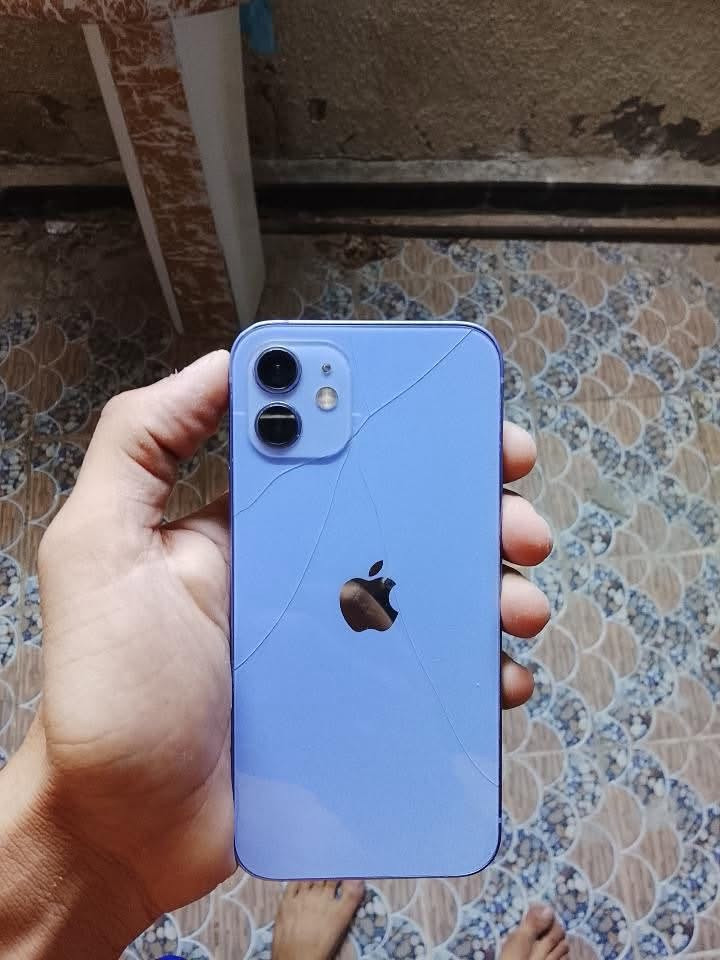 � للبيع: iPhone 12 (عادي)
الجهاز بحالة الوكالة من جميع النواحي.
* الشاشة مبدله ٣خيارات 
* يوجد فقط فطر (كسر) في الظهر، وماياثر على أداء الجهاز.
* كل شيء شغال 100%.

💰 السعر: 230
❌ غير قابل للنقاش.
اتصال واتساب /***********
