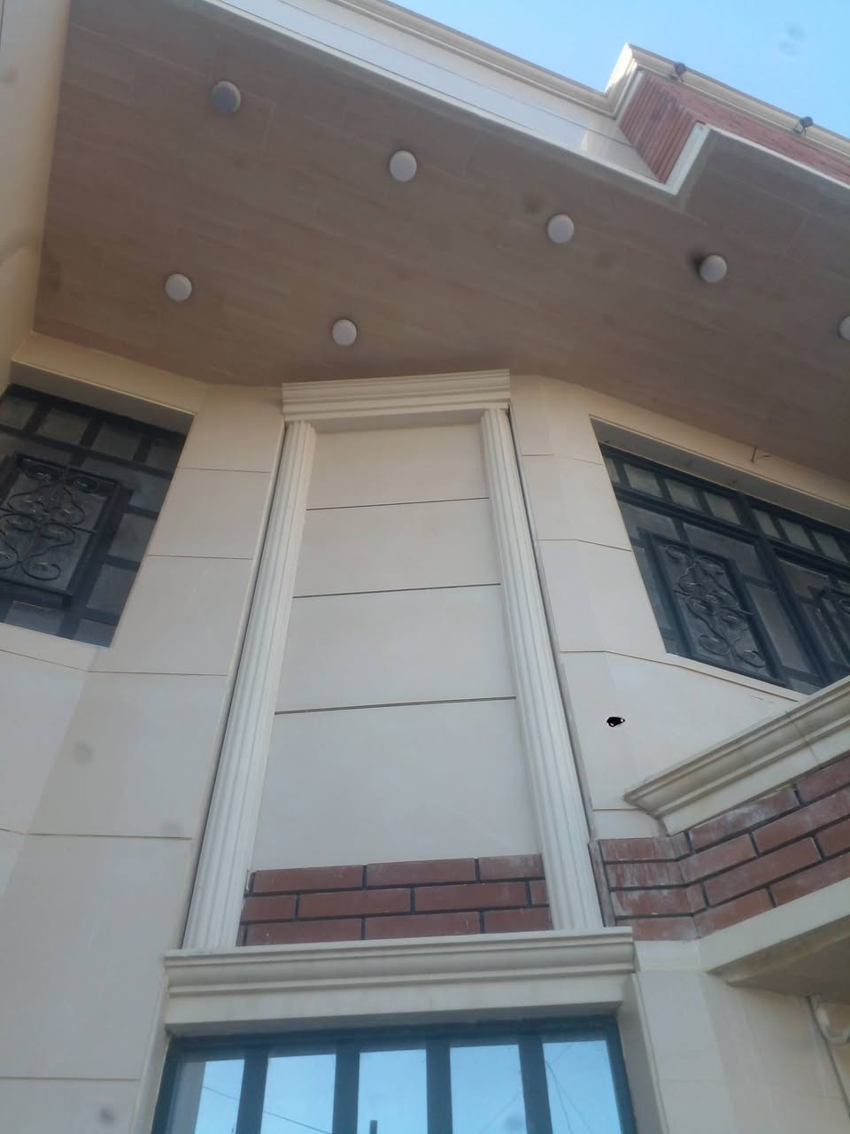 100م طابو صرف سكن   واجه5 نزال20 حي البساتين  الضباط قرب  اسواق فراوله الطابق الاول صاله وحولي مطبخ مع خدمات وغرفه ومنور والثاني غرفتي وحولي وخدمات   ***********
