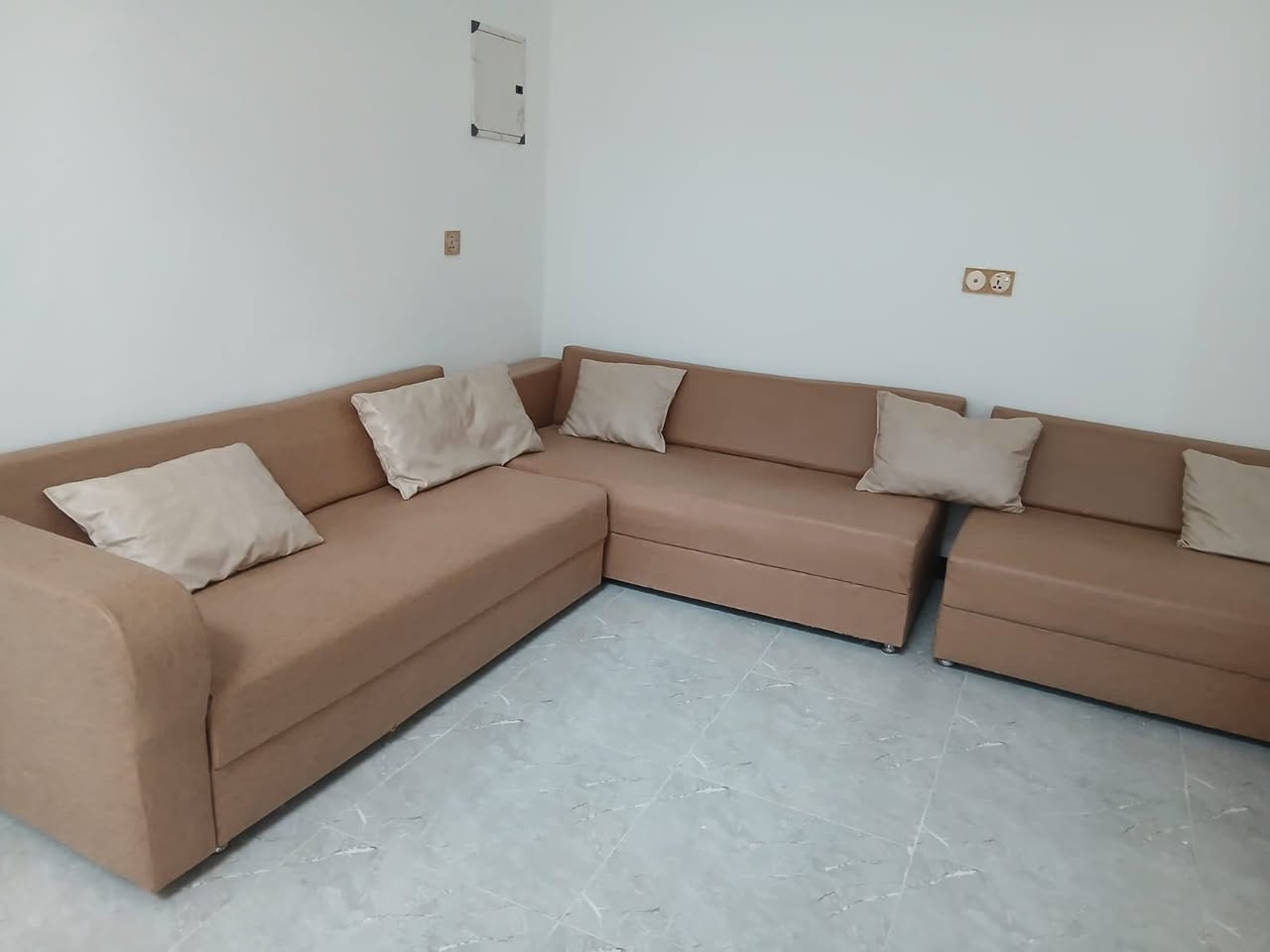 السلام عليكم 
ديوان 13 نفر مستعمل للبيع السعر 300 الف وبي مجال المكان دور الزراعه الرابعه قرب اسواق دور الزراعه للطلب والاستفسار يرجى الاتصال ع الرقم التالي ***********
