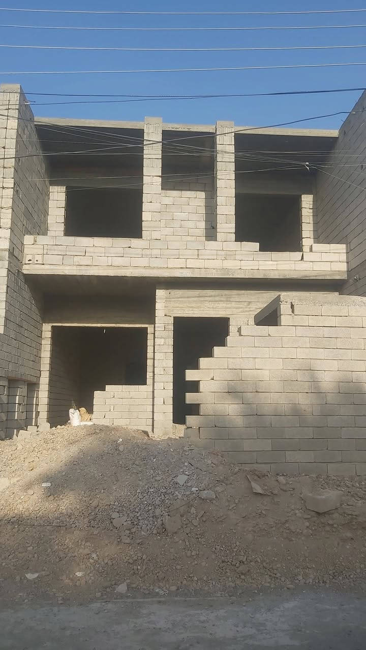سلام عليكم ورحمة وبركاته هيكل اللبيع تكريت شارع الزهور قرب كاردن ستي بسمي المساحه ٢١٨ اربع غرف نوم وثلاث صحيات وماناور عدد ثنين ومطبخ وصالات ثنين السعر ٢١٥  الاستفسار/ ***********
