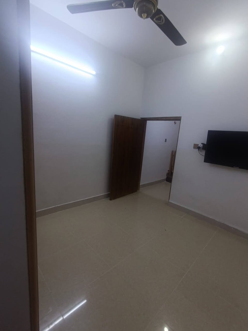 ✅دار للبيع طابو صرف 
عنوان كركوك حي الأسرى والمفقودين مقابل مول جبار 
قرب إعدادية الرواد 
مساحة 73.5 متر بناء 2014 فول كاشي 
 طابقين يحتوي على 3 غرف ومطبخ وصحيات2 ودرج داخلي و خارجي  وكراج سيارة  و مخزن 
للسعر 75 مليون وبيها مجال الطيبين 
 الاتصال *********** كركوك, العراق
