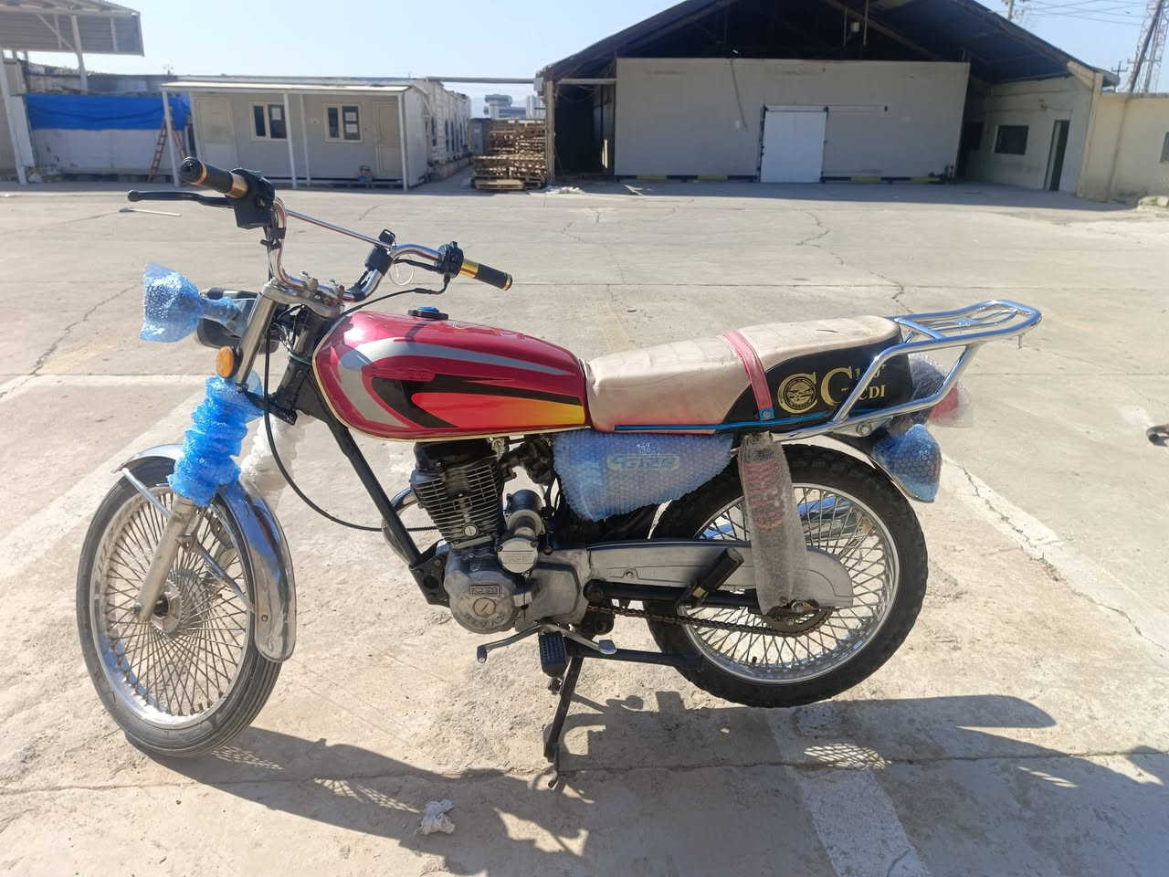 سلام عليكم 
دراجه سافين تفاصيل بل صور كامله وياها صالنصه رياضي + بيها عقد 
سعر 280 وبيها مجال بسيط 
***********
