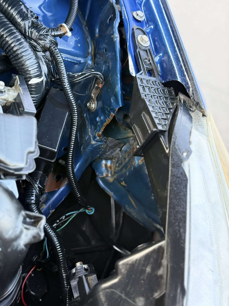 السلام عليكم 
نيسان فريسا 2016 وارد امريكي رقم سليمانيه نكليزي سنويه نافذه صار سنتين تحويل وكاله بشرط باسم شخص كردي ساكن كركوك بيها صبغ 4 قطع  حادث بچم بدون دواخل قويه روس شواصي فقط  وبيها باب سايق بالعراق صور سونار بالمنشور محرك 1600 ماشيه 200 سياره جاهزه تحكم ستيرن شاشه اربع جام كهرباء
تبريد مجمده وعندي فديو توضيحي الها.
السعر/78$ ومجال بسيط بيع او مراوس
*********** واتساب 
العنوان/بغداد-الاعلام قرب تقاطع درويش
