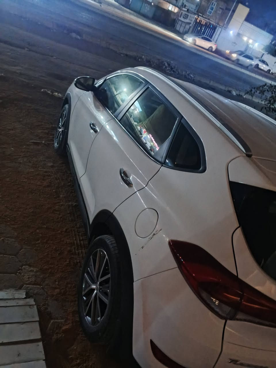 توسان 2017
سيارة كلش جديدة وبدية حلو بية كرت صبغ بل بنيد وصبغ بل جاملغ الورة اثر تكشيط صبغ وراجعين مرة ثانية صابغي السعر 170وبية مجال وترهم مدة أو قساط***********
