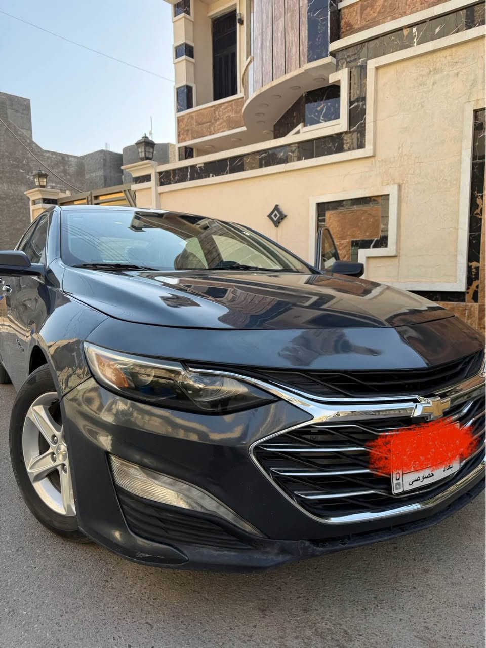 مساء الخير والبركة

🔹 للبيع: شيفروليه ماليبو
📌 الموديل: 2020
📍 المكان: بغداد – اليرموك (4 شوارع)
🚗 اللون: رصاصي مميز 
الرقم بغداد باسمي تحويل مباشر 

🔧 الحالة العامة
 • السيارة بحالة ممتازة وبوضع الشركة
 • الضرر: حافة البنيد فقط
 • مكفولة من الصبغ عدا شبر تقريباً من البنيد
 • يوجد بارد صغير بالجاملغ الخلفي داخل العراق
 • السيارة لا تحتاج أي شيء، جاهزة للاستخدام

⚙️ المواصفات
 • 🔹 محرك 1.5L توربو – 4 سلندر
 • 🔹 ويل كب قياس 17 مع تايرات بحالة ممتازة
 • 🔹 بصمات عدد 2 للأبواب + بصمة تشغيل + بصمة جنطة
 • 🔹 لايتات صفر + كشافات دعامية LED
 • 🔹 شاشة داشبورد كبيرة (حجم آيباد) للتحكم الكامل بإعدادات السيارة
 • 🔹 كاميرا خلفية أصلية دوّارة مع الستيرن
 • 🔹 كشنات جلد لون بيجي
 • 🔹 Auto Stop
 • 🔹 تحكم كامل
 • 🔹 نظام تحديد المسار
 • 🔹 تشغيل عن بُعد
 • 🔹 نظام صوتي مميز
 • 🔹 ستيرن مالتي فنكشن (بلوتوث – مكالمات – كروز كنترول – تحكم صوت)
 • 🔹 نظام ABS مانع الانزلاق

💰 السعر

127 ورقة مع مجال بسيط

📞 للاتصال: *********** بغداد, العراق
