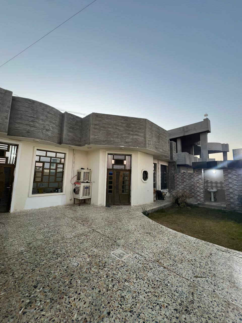 بيت للبيع المساحه 260متر يتكون من 3غرف +استقبال +مطبخ +صاله +3 سبالت+عرفت اخشاب كامل +بردات+كهربائيات ماتصرف عليه لو ربع السعر50الاتصال ***********/***********
