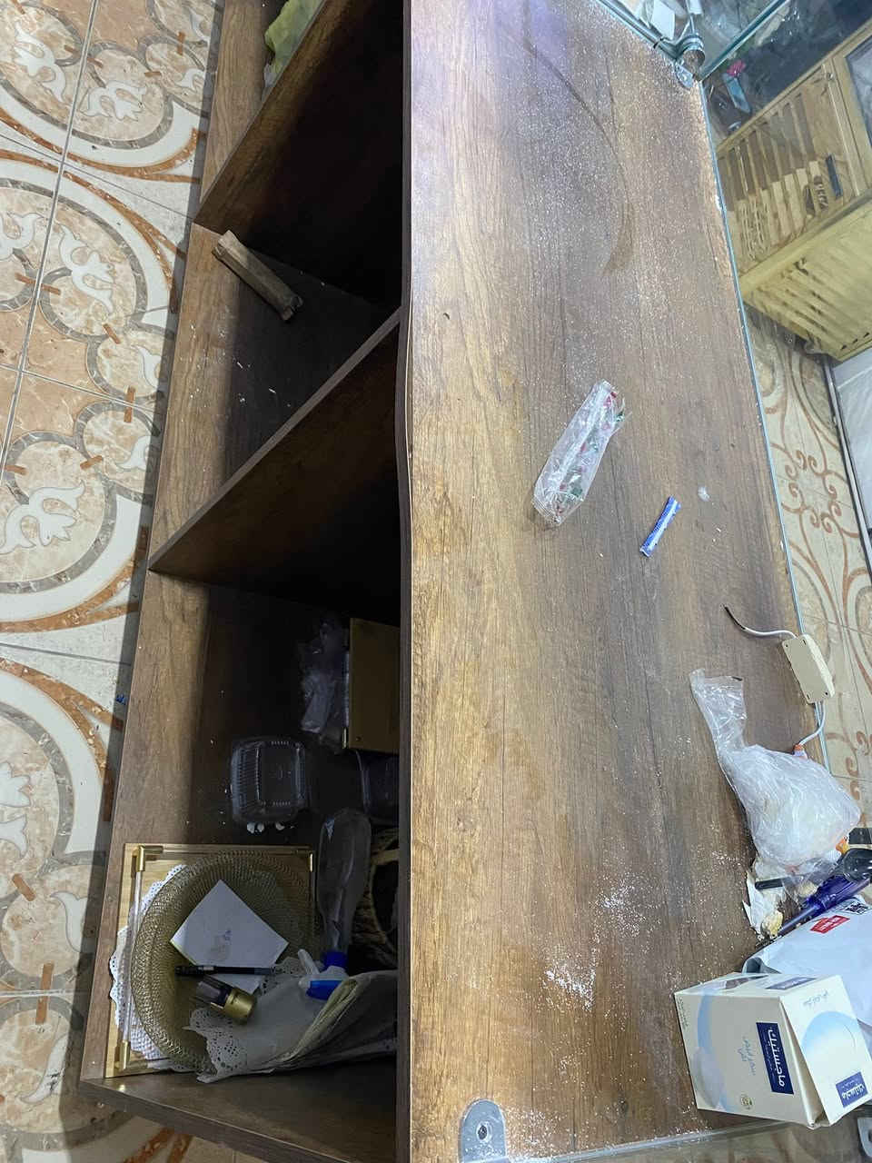(ادخل على صفحتنا حتى تشوف باقي اجهزة المطبخ و المخبز)

السلام عليكم ورحمة اللّٰه وبركاته..

للبيع طقم كاونترات عرض مع ميز كاشير متكامل وثقيل
(خشب MDF متين)، تصميم كلاسيك راقي بلون زيتي مميز وأسطح خشبية. الطقم مستعمل استعمال خفيف وبحالة قوية ونظيفة جداً، وممتاز جداً لتجهيز محلات الحلويات، المخابز، المعجنات، أو الكافيهات.

تفاصيل وقياسات الطقم المتوفر:
.1 كاونترات عرض جام ضخمة (عدد 4): قياس الكاونتر الواحد (150x150x60 سم). واجهة جام سيكوريت كامل وشفاف.

٠ ميزة خاصة: مجهزة بقطع زجاجية داخلية متحركة تفصل كل رف إلى جزءين (علوي وسفلي) للاستفادة القصوى من مساحة العرض. ومن الخلف تحتوي على رفوف خشبية واسعة جداً وعملية للخزن

.2 ميز كاشير واستقبال منفصل (عدد 1): قياس ملموم وممتاز (90x90x60 سم)، متناسق تماماً مع الطقم، ومفتوح من الخلف لترتيب الحاسبة، صندوق النقد، والأسلاك براحة تامة .

البيع للطقم كامل (الوجبة كاملة 5 قطع).

• السعر: [1,500,000 دينار]
• المكان : [الفلوجة/ الانبار]
• للاتصال والاستفسار: [***********] اتصال او واتساب
