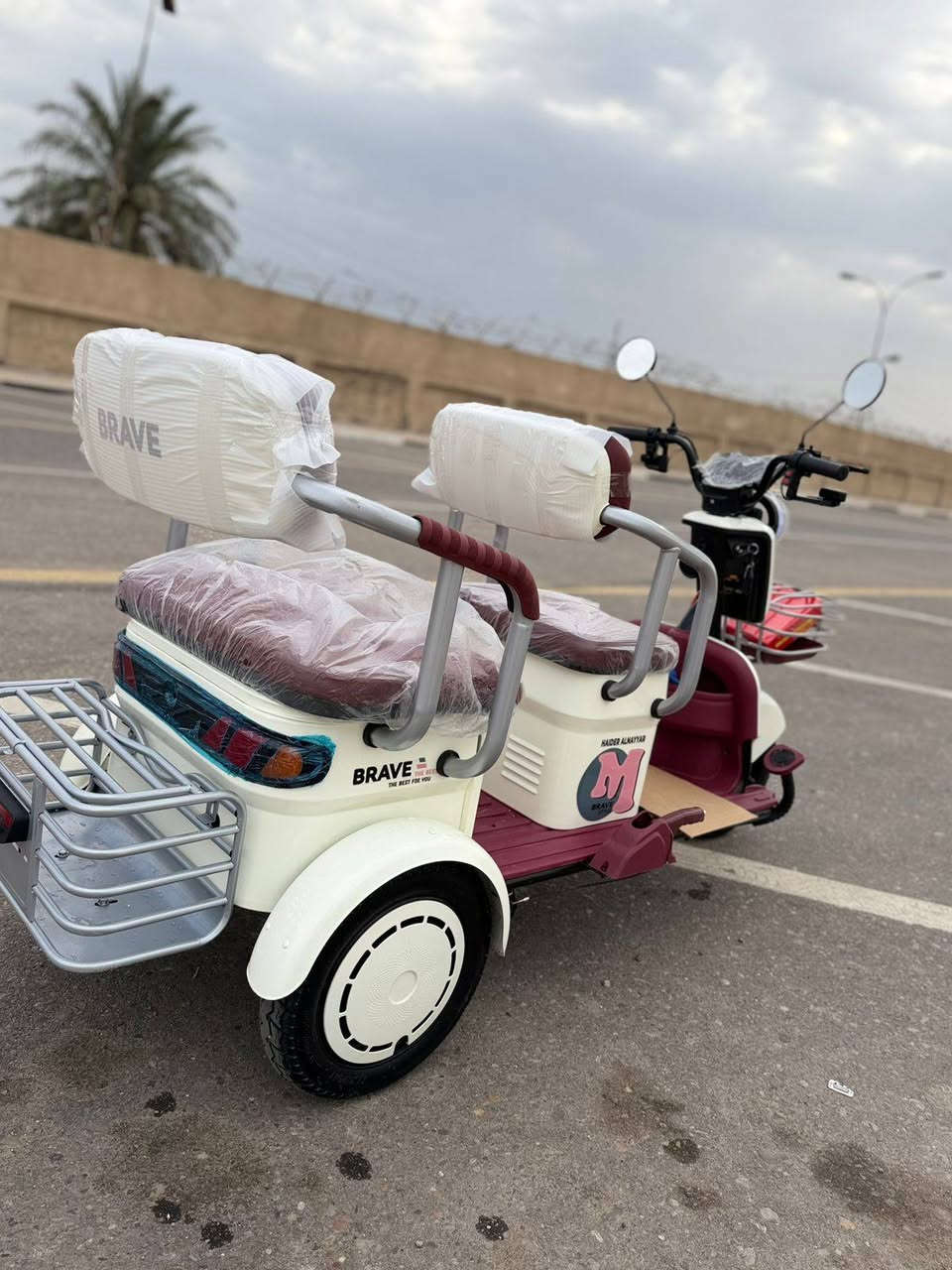 دراجة شحن ٣ عجلات تصلح لكبار السن او ذوي الهمم سهله السياقه بطاريات عدد ٥ سعه الامبير ٣٢ اقتصاديه جداً بالشحن الشحنه الوحدة تمشي اكثر من ٨٠ كيلو الدراجة زيرو 0 مما شية وصلها موجود بالنشر قبل يومين ماخذيها من الوكيل السعر مذكور بالوصل الدراجة مكفوله حتى من الزلغ السعر المطلوب ٨٥٠ الف العنوان بصرة العاليه اتصال *********** البصرة, العراق
