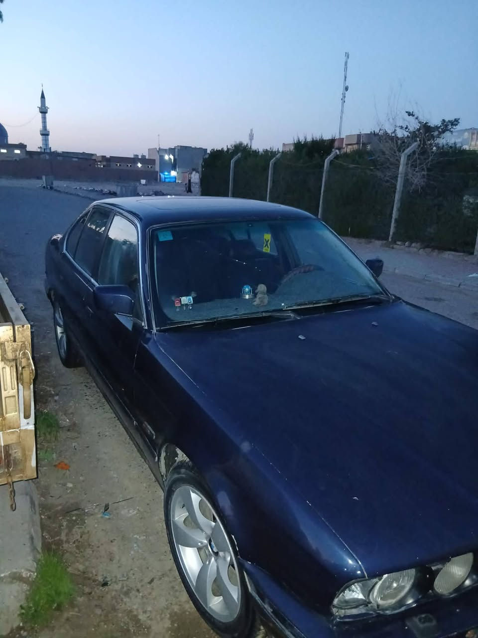 اخوان سياره بي ام 525 السياره كلها على بلادي ما بيها ولا ضربه كبيره بس بيها تصفيه وصبغ ناقصه بس بوليش جير محرك بالشرط لا صرف لا بخار كله جديد صدر جديد تخم تاير جديد سياره مال بيت نظيفه كلش السياره باسمي السنويه لحد 30 هزه جديده كربون مال بنزين بيه رقم الهاتف *********** او مراوس او بيع السعر 50 وبيها مجال بسيط
