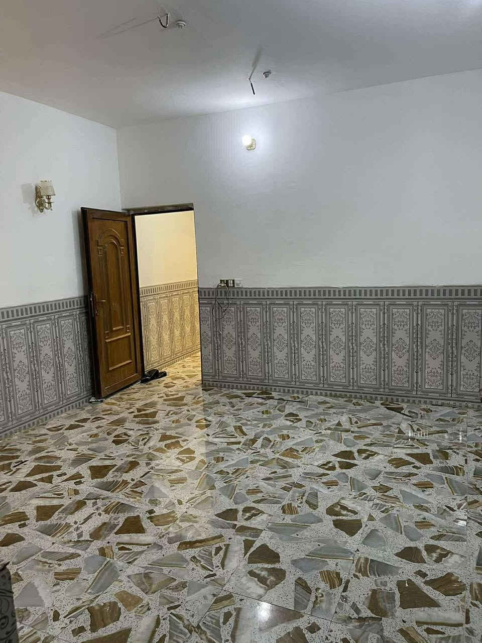 بيت للبيع في حي المثالي مقابيل مستشفى الكفيل قرب اسواق برتقاله . 60 متر طابق ونص بناء مرتب 
عقد 25 قرار محمه بأسمي تحويل نفس اليوم 

للبيع الاستفسار ***********
