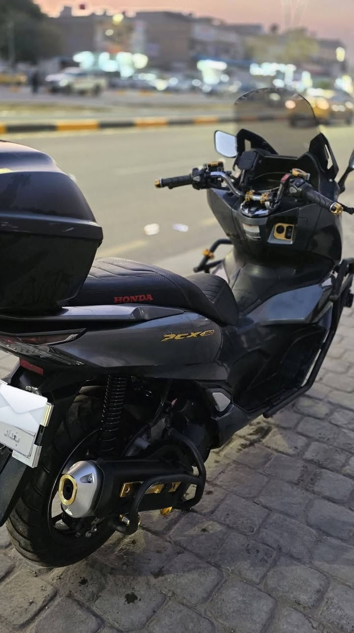 PCX 2020 رصاصي غامق (فيلي)
وارد ياباني اصلي 

مرقمه بغداد تحويل ثاني يوم 
مكينه 125 cc 

ماشيه 24.000 وقابله للزياده 

بصمه 

جهاز انذار

تشغيل عن بعد 

عنواني بغداد 

للاتسفسار 

***********

السعر على الاتصال
