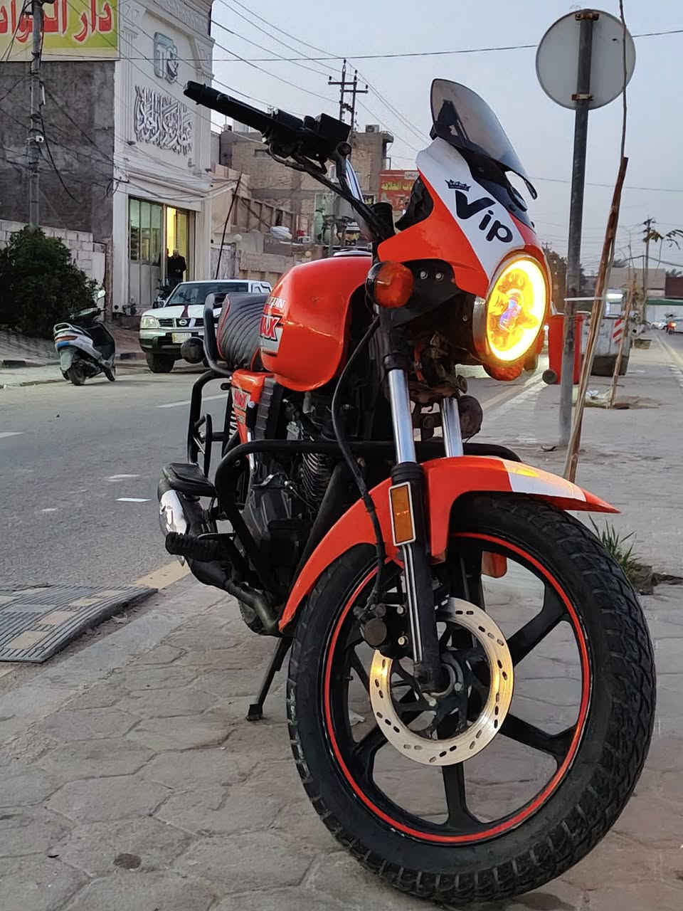 سلام عليكم .دايون 23 رقم نجف وسنويه بأسمي مكاني نجف سعر 2.150 وبيها مجال قليل حك الجيه الدراجه خير من الله  وهذه رقمي ***********
