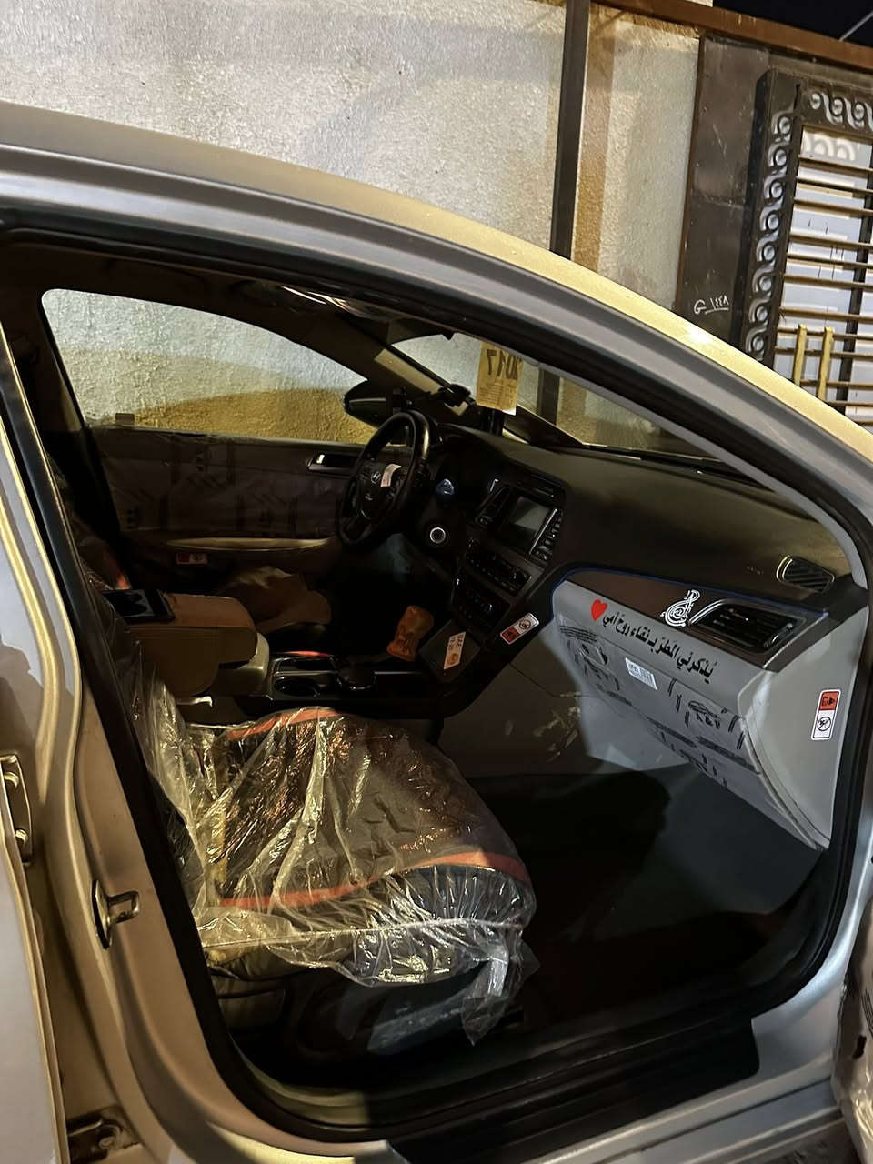 السلام عليكم مرخصه الادمن المحترم هونداي سوناتا 2016 (وار أمريكي ) مكينه (2400) السياره نضيفه وأحلى من الصور تحكم ستيرن تخم تاير جديد تبريد ثلج (حادثه جاملغ وبنيد ) 
وبيه قطع صبغ فقط بدون حادث صبغ فقط السياره خطين بانزين وغاز 
مكان السياره البصره ابي الخصيب 
السعر 103 وبيه مجال بيع مستعجل 
رقم الهاتف ***********
