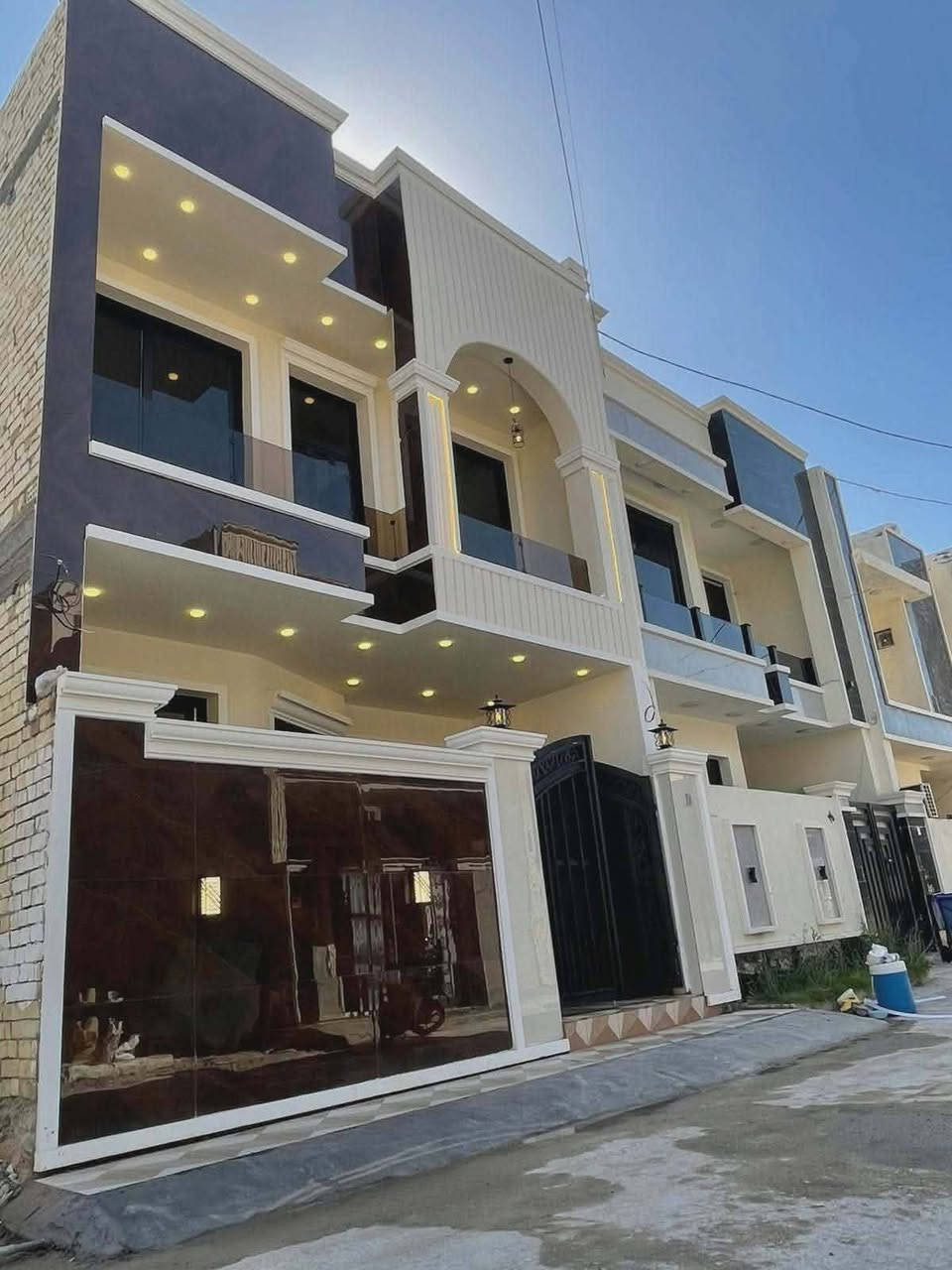 السلام عليكم 
🏠#دار_للبيع   100متر واجهيه 6،25متر نزال 16متر
  طابقين   بناء حديث وتصميم متكامل ✨️

يحتوي البيت. ع[3غرف نوم -استقبال -صحيات عدد 2- صالة- ومطبخ] البيت شغل درجة اولى 

مع الخدمات[ماي-كهرباء-تبليط]✨️

🔴ملاحضه البيت جاهز للسكن 🔑

⬅️نوع العقار  طابو زراعي سند 25 اقرار محكمه 

⬅️العنوان #بغداد_الدوره_البوعيثه   
       مجمع السلطان الثالث 

🔴للاستفسار  خاص او الاتصال ع  الرقم 

☎️***********
