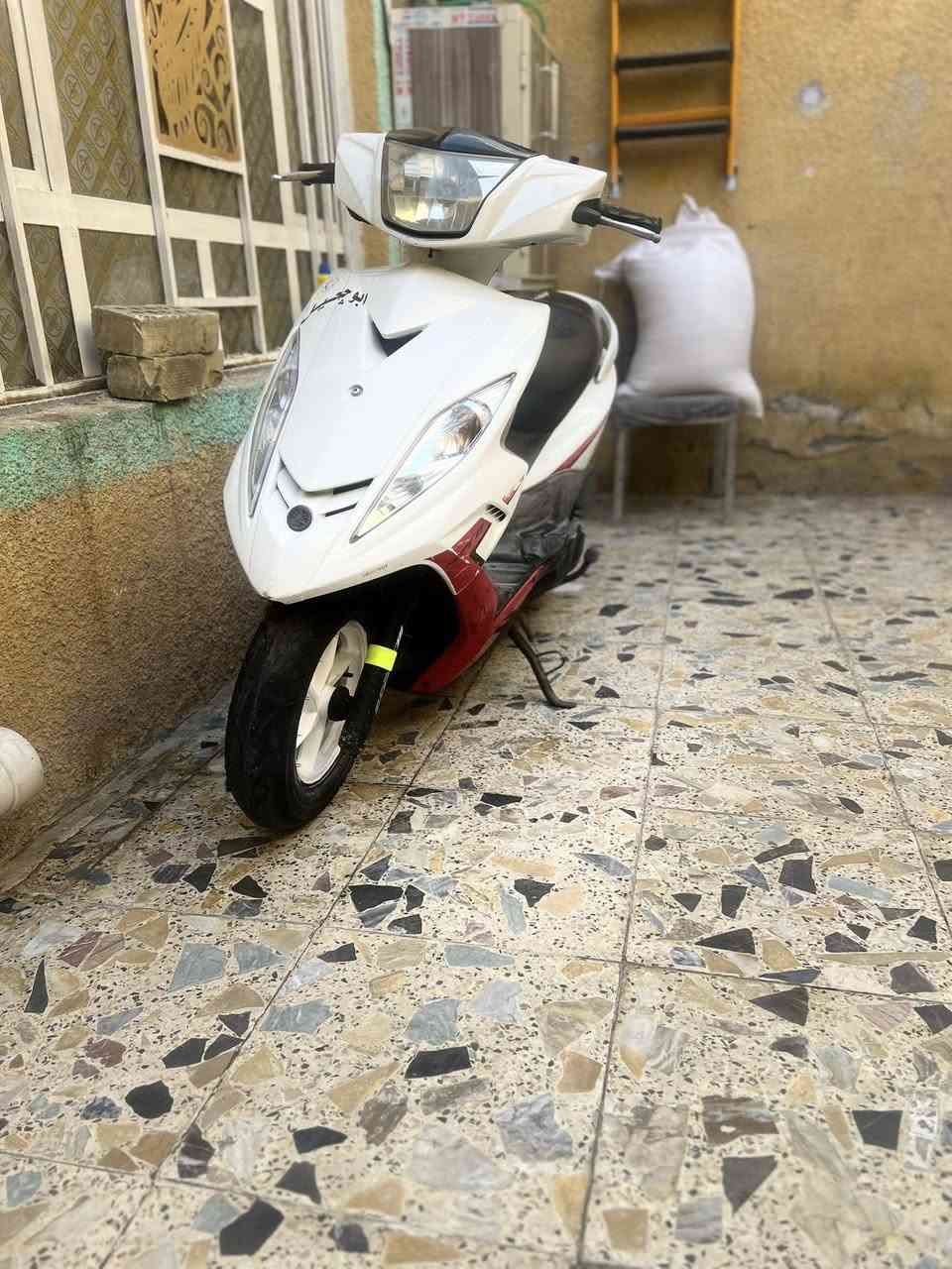 سلام عليكم شباب جيتي ار ١٢٥cc درجه نضيفه تخم تايرات جديده اشاير كلوب لد اشاير خليفه  ويلات بيض مكينه حلوه درجه خير من الله فول نضيفه المكان بغداد المدينه السعر ١٣٥٠ وبيه مجال الرقم***********
