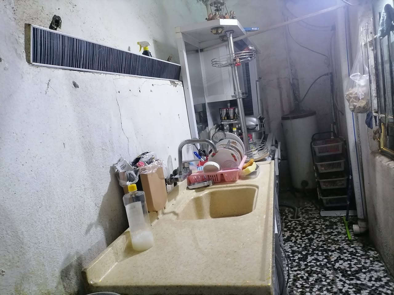 البيت البيع 150متر خاف جامع النور يم عباس الحجام على ساحه البيت الاتصال على الرقم ***********
