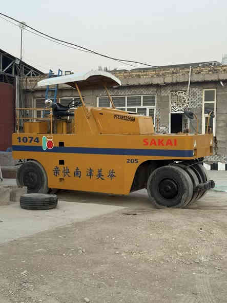 حادله مطاطيه ساكيا موديل 1991
رقم دهوك انشائيه مكينه 6 شغاله جهازه من كلشي كهربائيات  كامله بس يحتالجلهن ربط ماكو كل نقص بيها تايرات كله جديد السعر 115 قفل قفل بدون عمله ‭0783 852 2668‬
