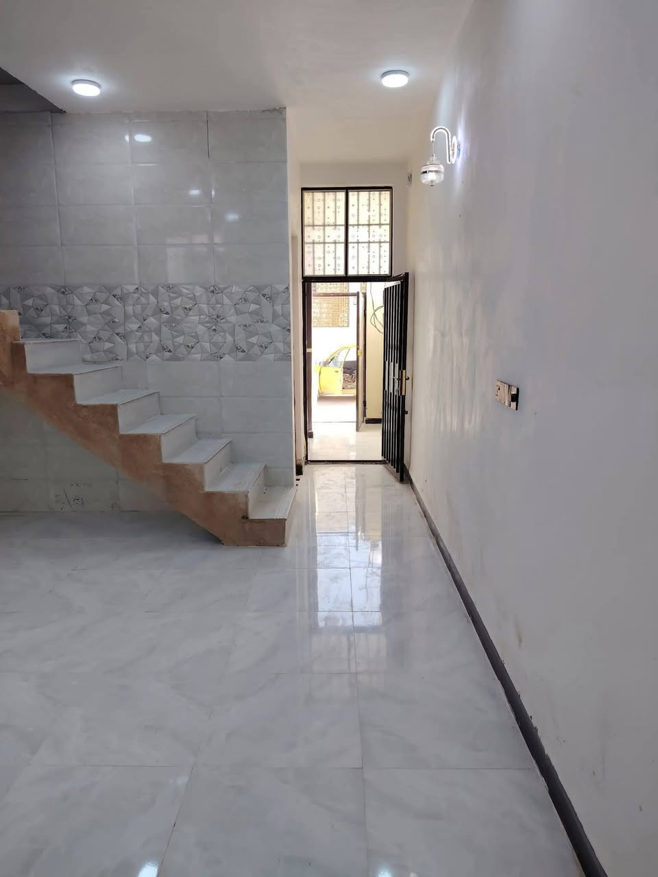 دار للبيع مساحه 70 متر مقابيل قرية  الغدير البناء درجه اولى مشموله بالتطويب
*********** متوفر جميع المساحات واسعار مناسبه وتوقف لدينا مساحات 50 متر وتوفى لدي مساحات 100 متر وتوفر لدينا مساحات 150 متر متوفر حرس خلف الحسينيات وترهم ان تكون حسينيه مساحتها 200 متر الواجهه 10 والنزال 20 سعر هذه العرصة 27
