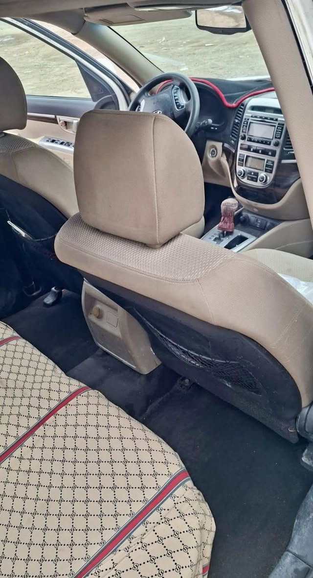 السلام عليكم سنتافيا 2011سعرها 99$
فول مواصفات
سته سلندر فتحه وبصمه وتحكمات وكامرا وشاشه
 بأسمي 
السياره بيها چفيه ومصبوغه عام 
بدون دواخل بدون حادث بس جفيه 
***********مكاني بغداد
