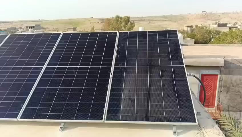 السلام عليكم ورحمة الله وبركاته اليوم الجمعة تاريخ 13/2/2026 تم نصب منظومة الطاقة الشمسية في قضاء خانقين/ملا عزيز /لبيت الاخ واعي ناظم فاضل بقدرة 12 امبير نهاري و8 امبير ليلي وتتكون المنظومة من 4 ألواح نوع لونجي أبو 25 بازبار ذات قدرة عالية جداً وانفيرتر 6 كيلو وبطارية 10 كيلو كما موضح بالصورة ادناه وبايدي ماهرة للمزيد من المعلومات يرجى الاتصال بوكيل الشركة الحاج جودت أبو طرشي رقم الهاتف *********** ولكم جزيل الشكر والتقدير
