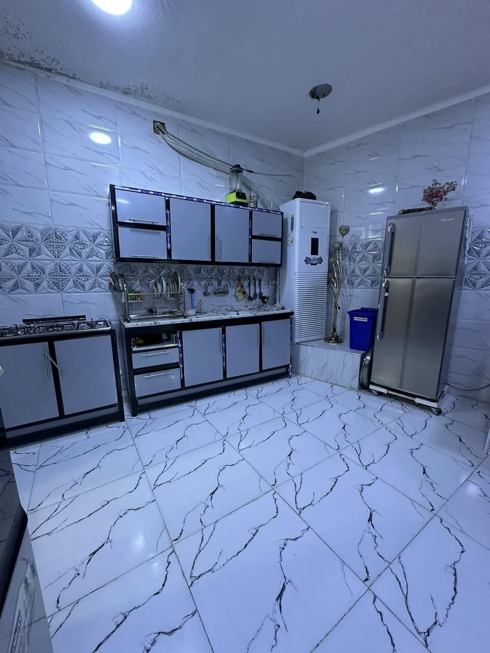 سلام عليكم شقه للبيع العنوان منطقت الفضل شارع مستشفى الطواري قرب مقهى حوري مقابيل يعقوب الحلاق او حازم للاندي اف داخل فرع ثاني باب المساحه  79/90يعني 80متر 
بناء سنه 2023
للستفسار الاتصال على 
*********** او 
***********
